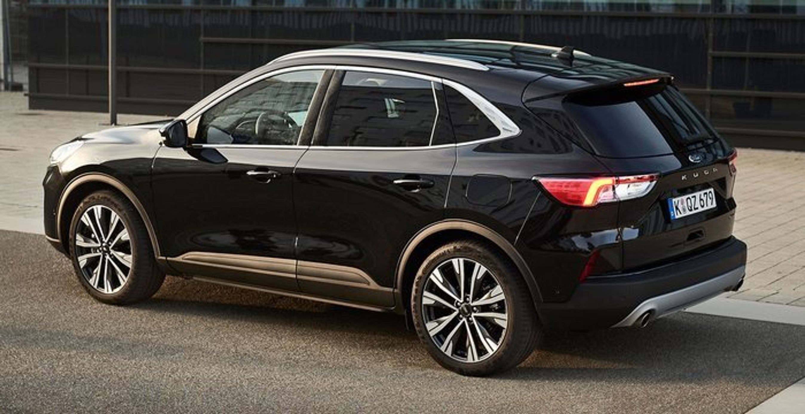 Ford Kuga fås fra foråret også som fuldhybrid uden opladningsmulighed.