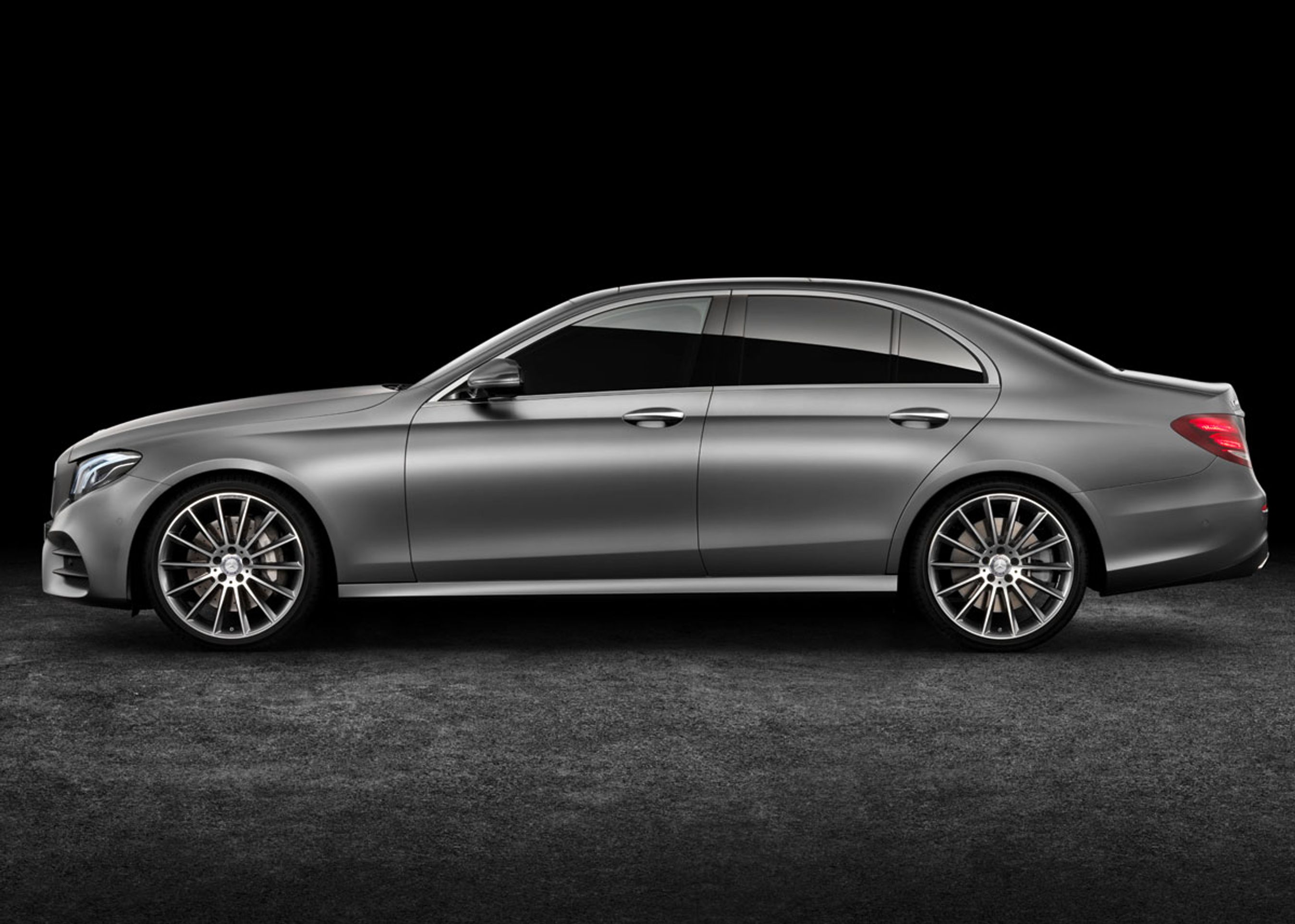 E-klassen er vokset fire cm i totallængde, mens akselafsatnden er øget endnu mere - 6,5 cm. De lidt kortere udhæng bidrager til en mere dynamsik fremtoning.