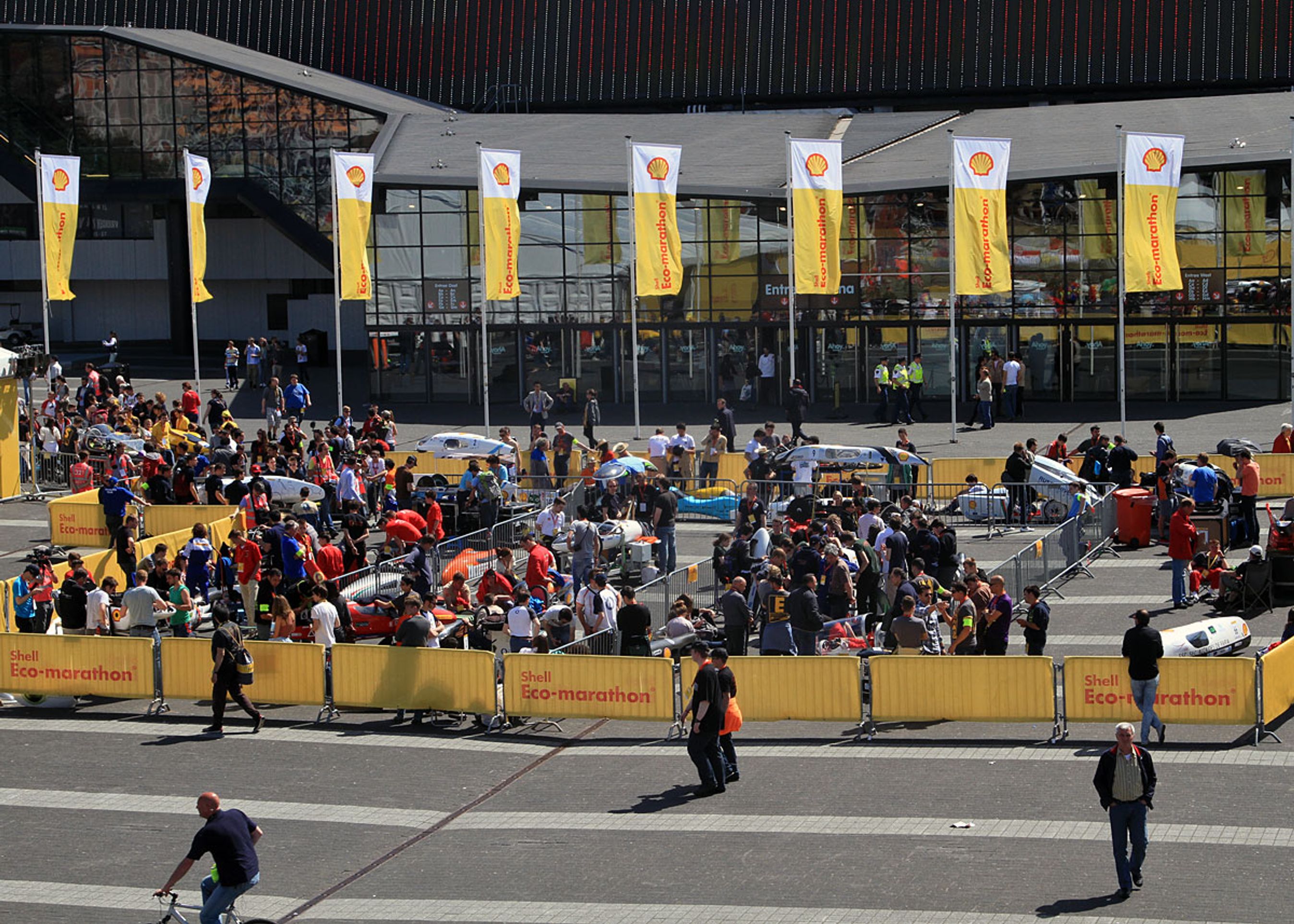 Ca. 200 biler deltager i Shell Eco-marathon, så der opstår kø, inden bilerne skal kontrolleres før start.