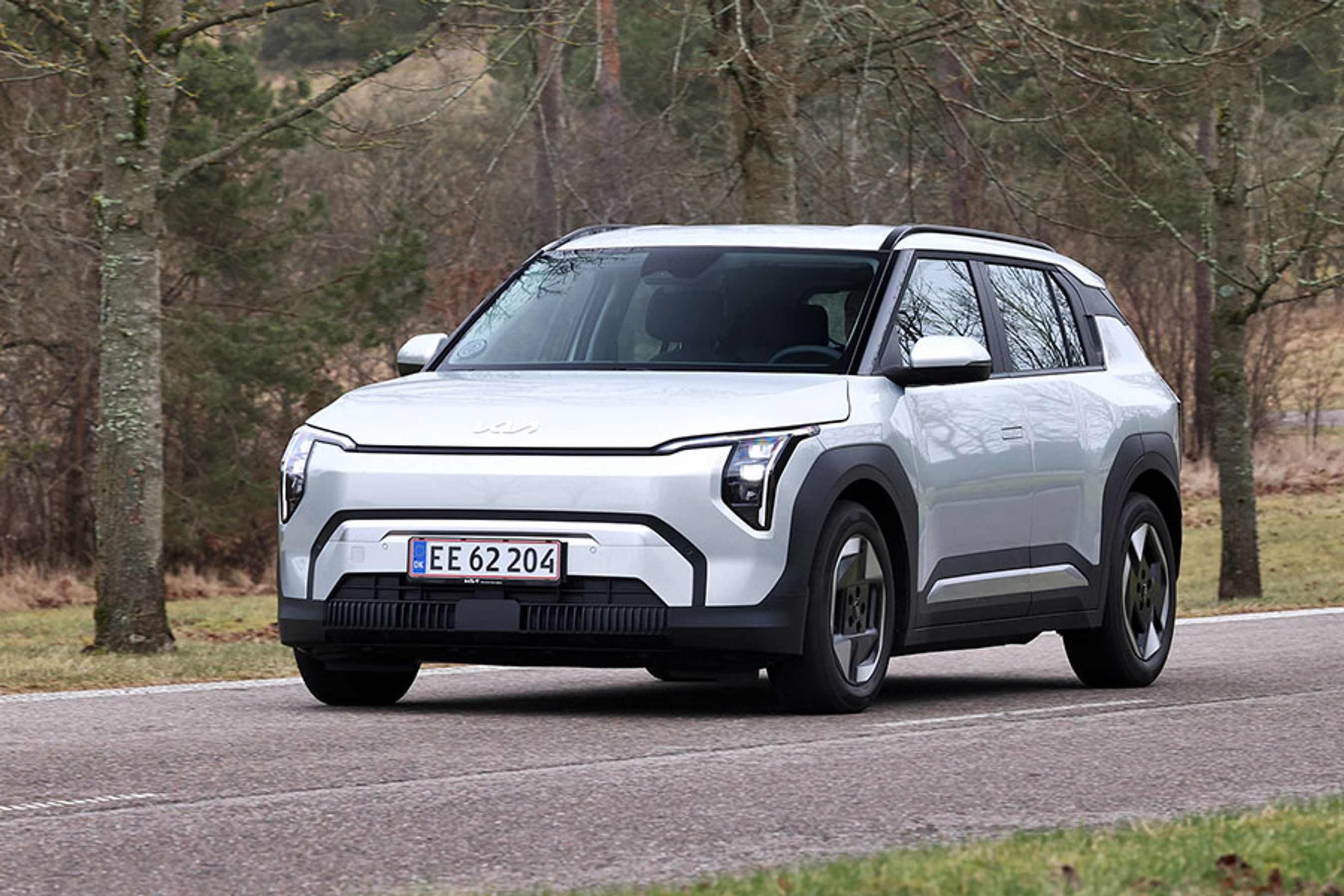 Designet på Kia EV3 lægger sig ret tæt op ad den gigantiske Kia EV9.