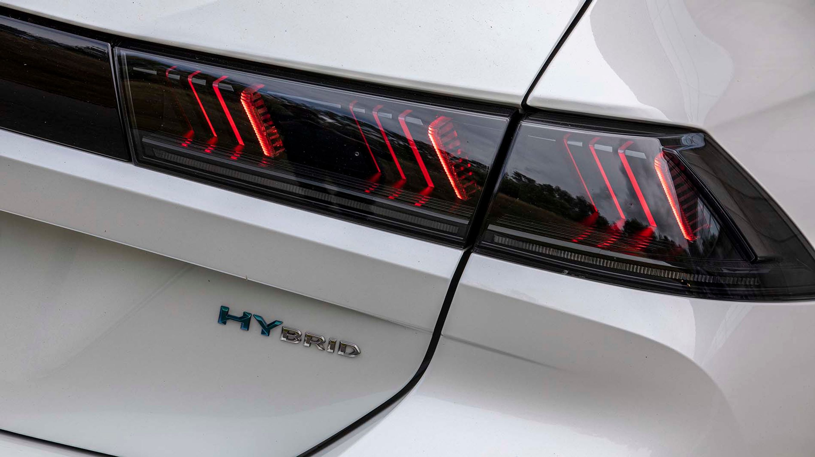 Baglygterne skal ifølge designerne lede tankerne hen på, at en løve har kradset i bilen med sine kløer.