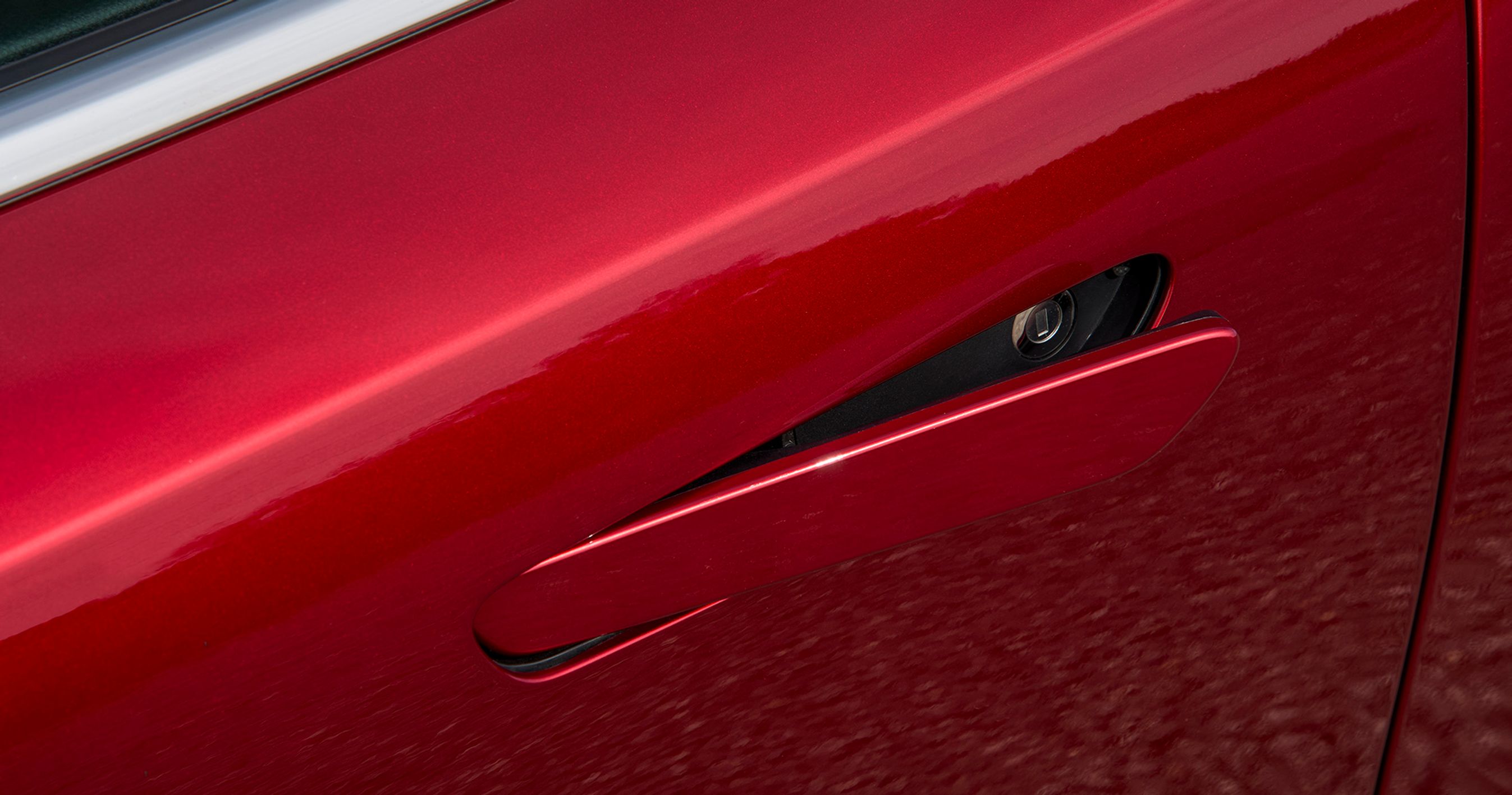 Det er irriterende at dørhåndtagene ikke forbliver ude, når bilen holder ulåst parkeret. Efter ca. 20 sekunder vipper de ind, og så må man kæmpe lidt med at få dem åbnet, når man skal ind uden at man har nøglen i lommen. Det er ikke let, og slet ikke for børn.