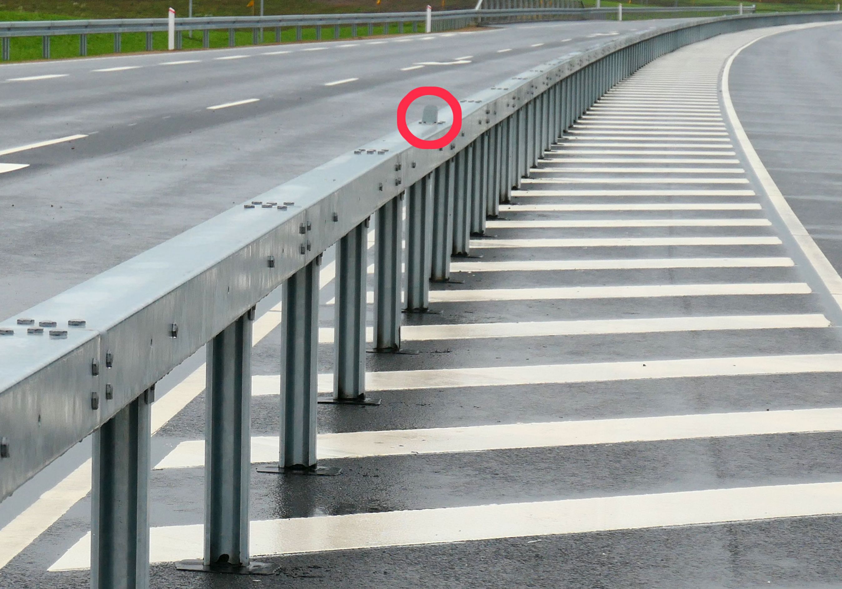 Vejreglerne er ændret, så der ikke længere behøver være kantstopler i midten. De bliver ofte ramt, og de er meget svære at komme til og reparere, mens der er trafik. Reflekserne, der normalt sidder dér, er flyttet op på midterautoværnet (den røde cirkel).