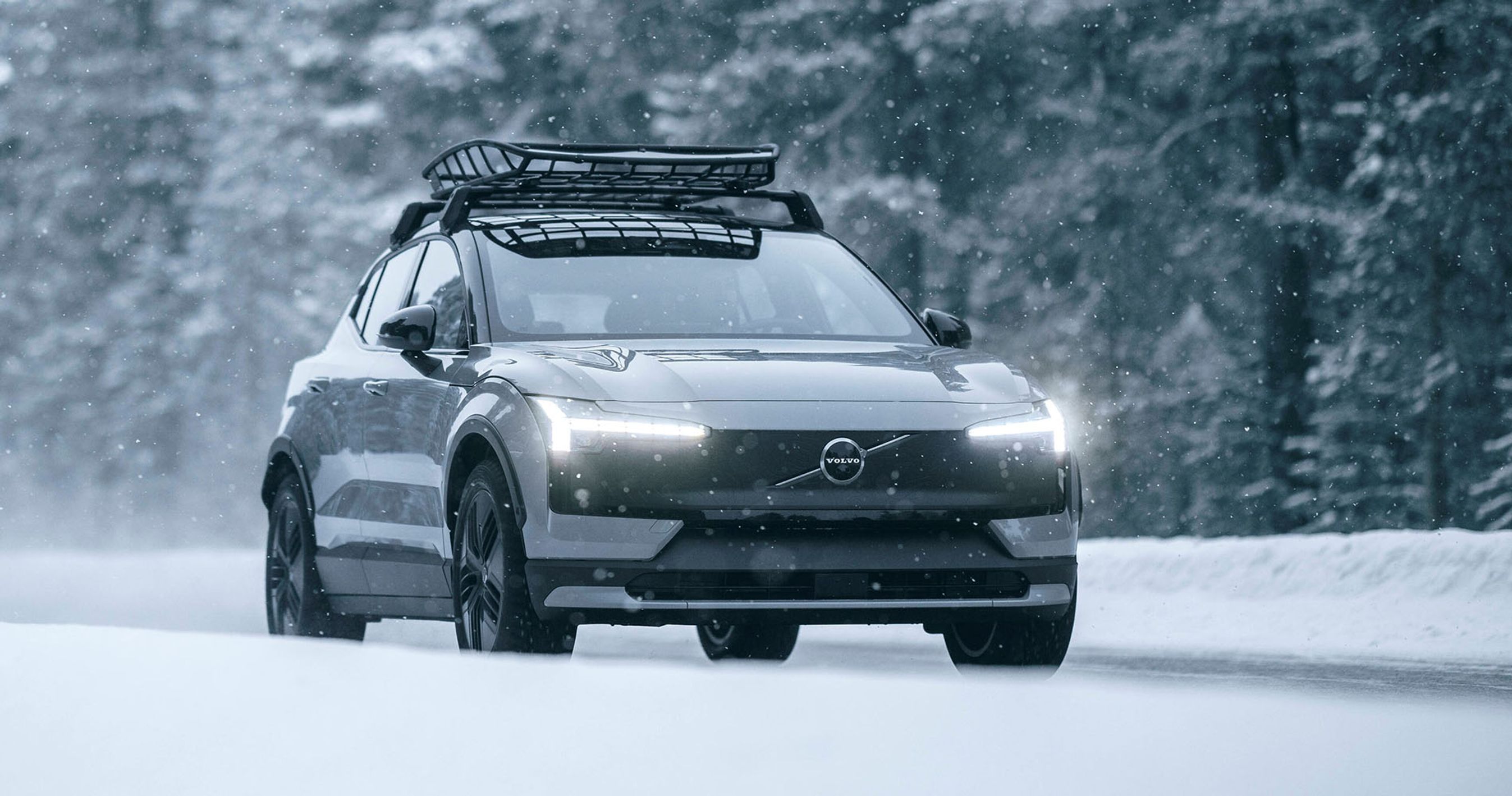 Volvo XC30 Cross Country set forfra, mens den kører på snedækket vej med træer i baggrunden