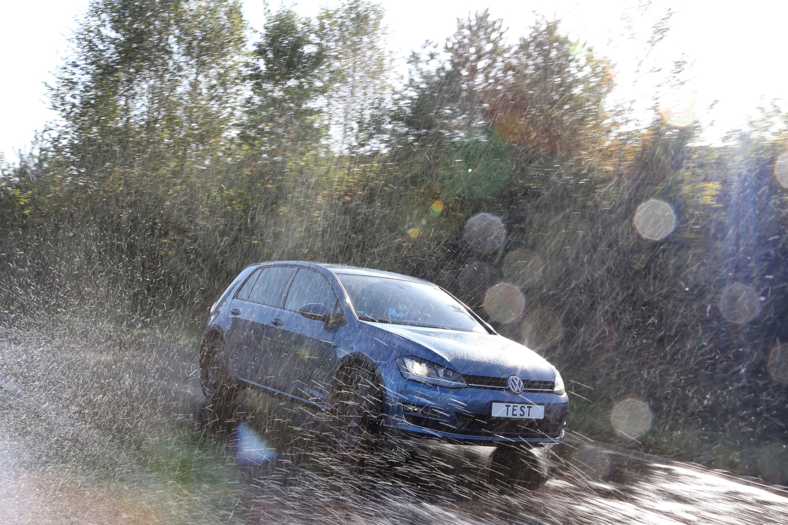 Flere af de såkaldte grønne dæk afslørede mindre gode egenskaber på våd vej i FDMs test af sommerdæk 2015