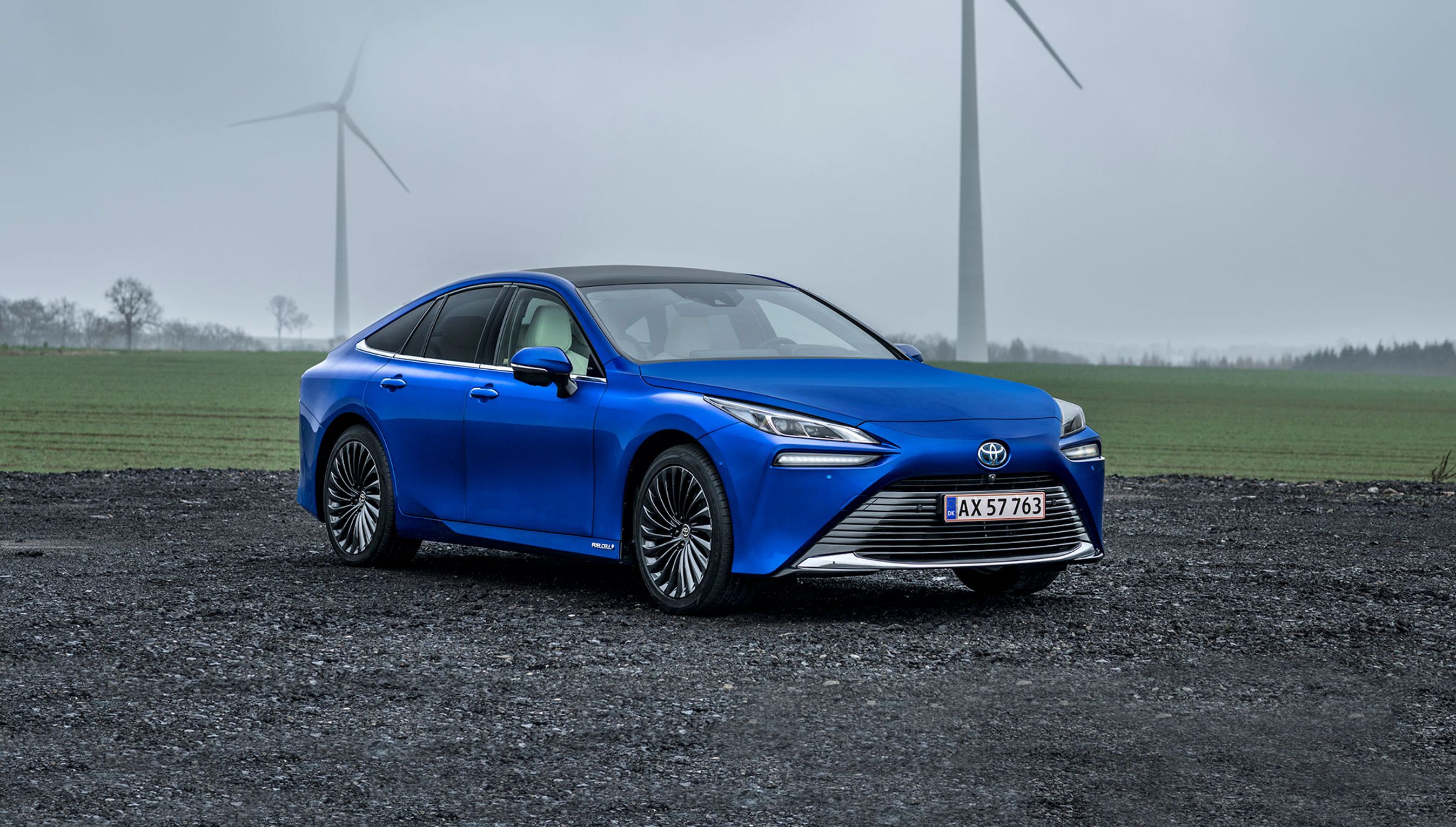 Toyota Mirai kommer nu i denne anden generation af verdens første serieproducerede brintbil. Den kan køre over 700 km på en tankfuld brint.