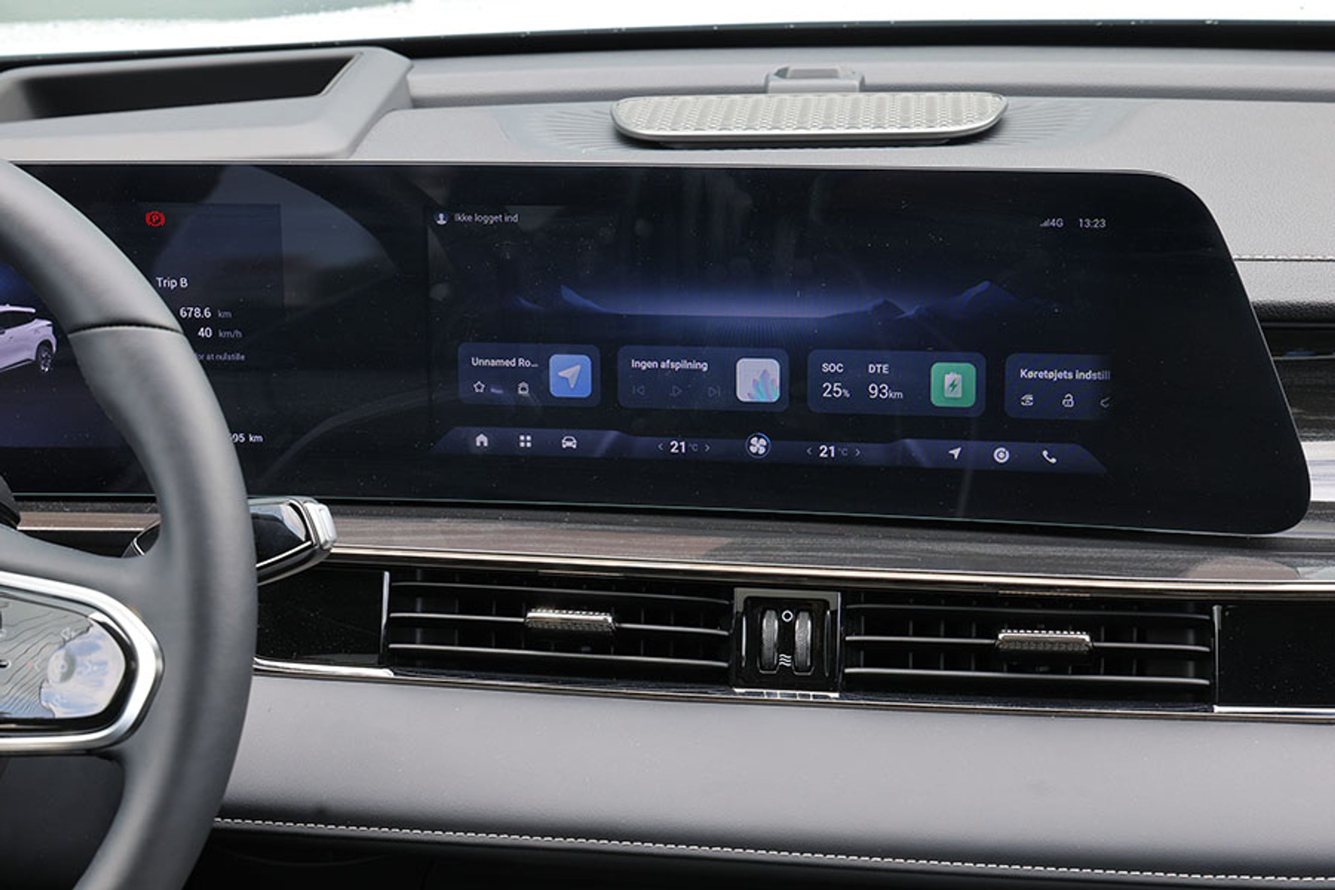 Trykskærmen er på 12” og har indbygget navigationssystem. Men det fungerer bedre gennem det trådløse Android Auto eller Apple CarPlay. Dog havde vi problemer med at opretholde en fast forbindelse mellem mobil og Apple CarPlay og endte med at bruge kabel. 