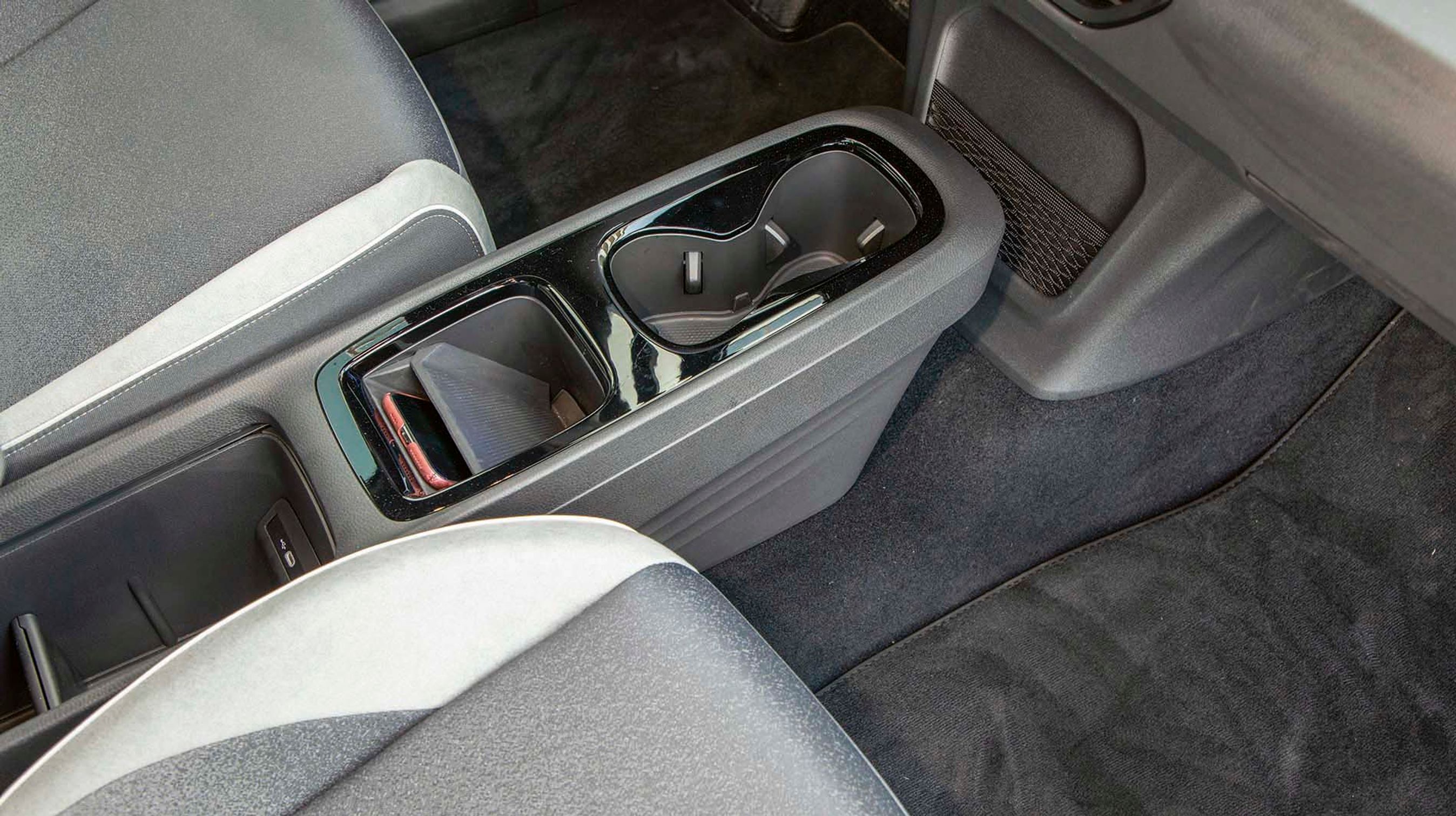 Mellem forsæderne er der trådløs opladning af mobilen, ligesom der er blevet plads til et stort rum og to kopholdere.