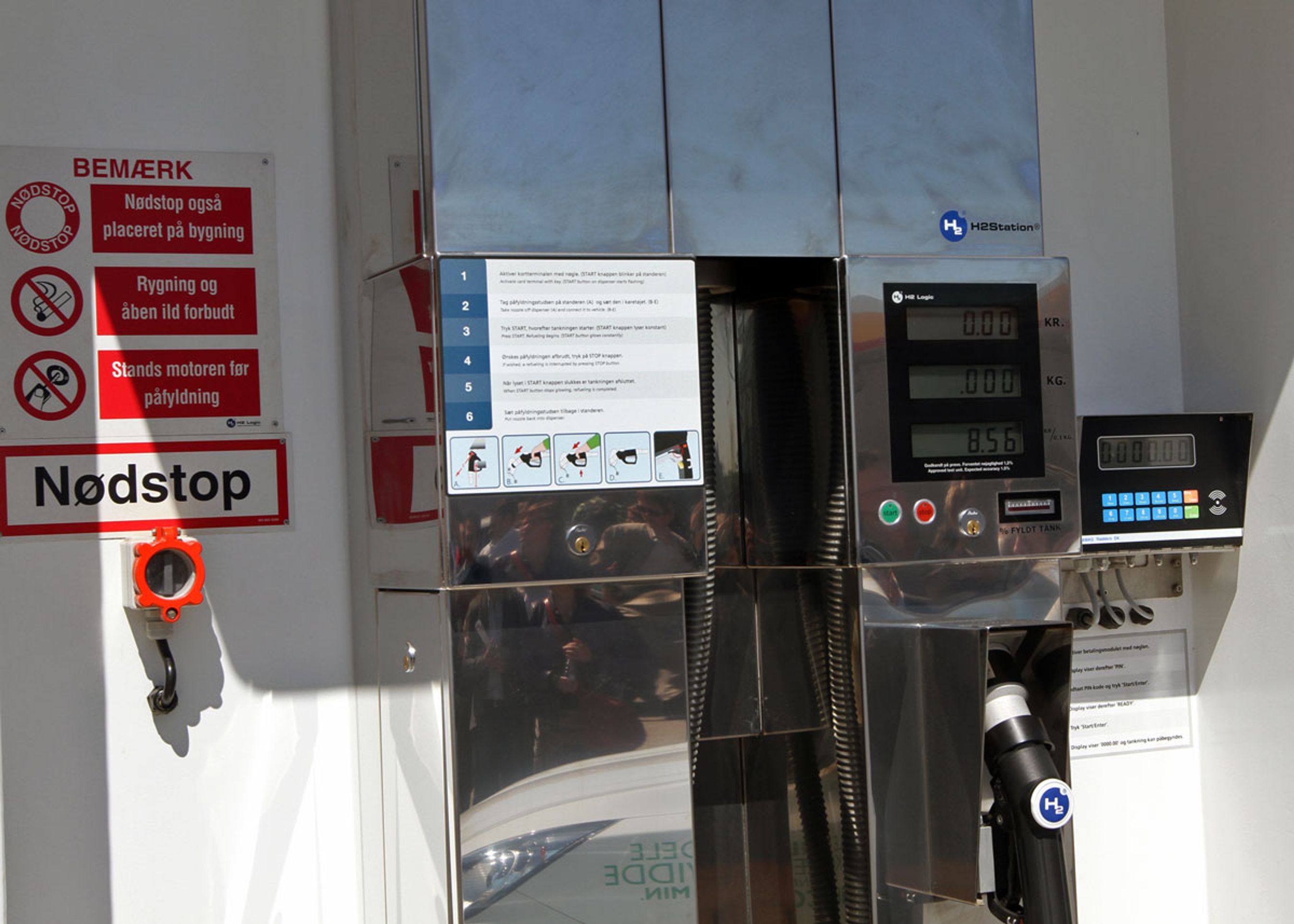 Tankanlægget i Københavns Sydhavn står i en container og fremstiller brint ud fra vand og elektricitet.