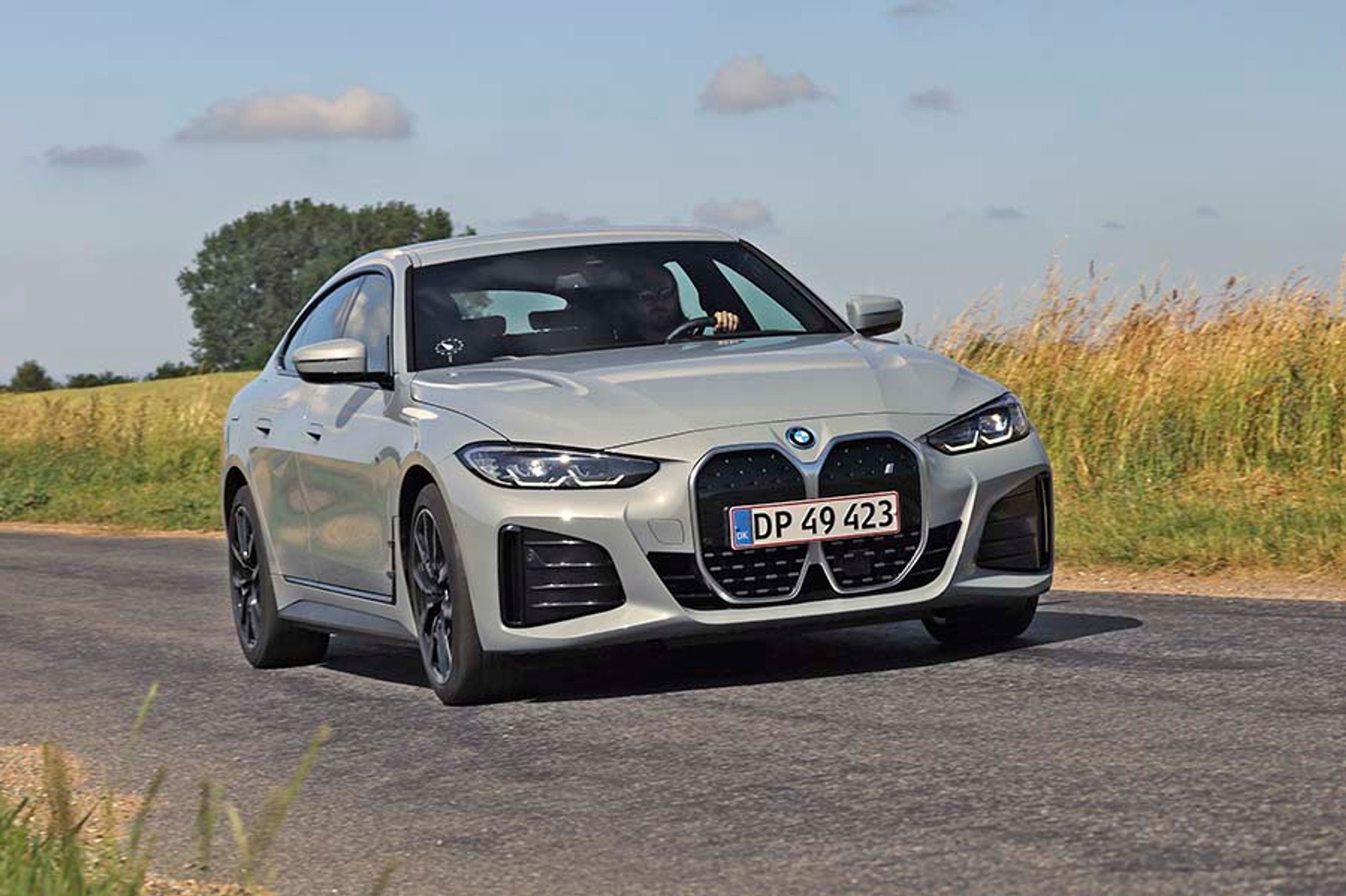 Du får LED-forlygter, men de er ikke adaptive. Vil du have mere avancerede forlygter, bliver de samtidig med laserlys, der giver ekstremt godt lys på motorvejen. De er en del af en udstyrspakke til 47.000 kr., der også har bedre styreassistenter, adaptiv fartpilot og en bedre navigation.