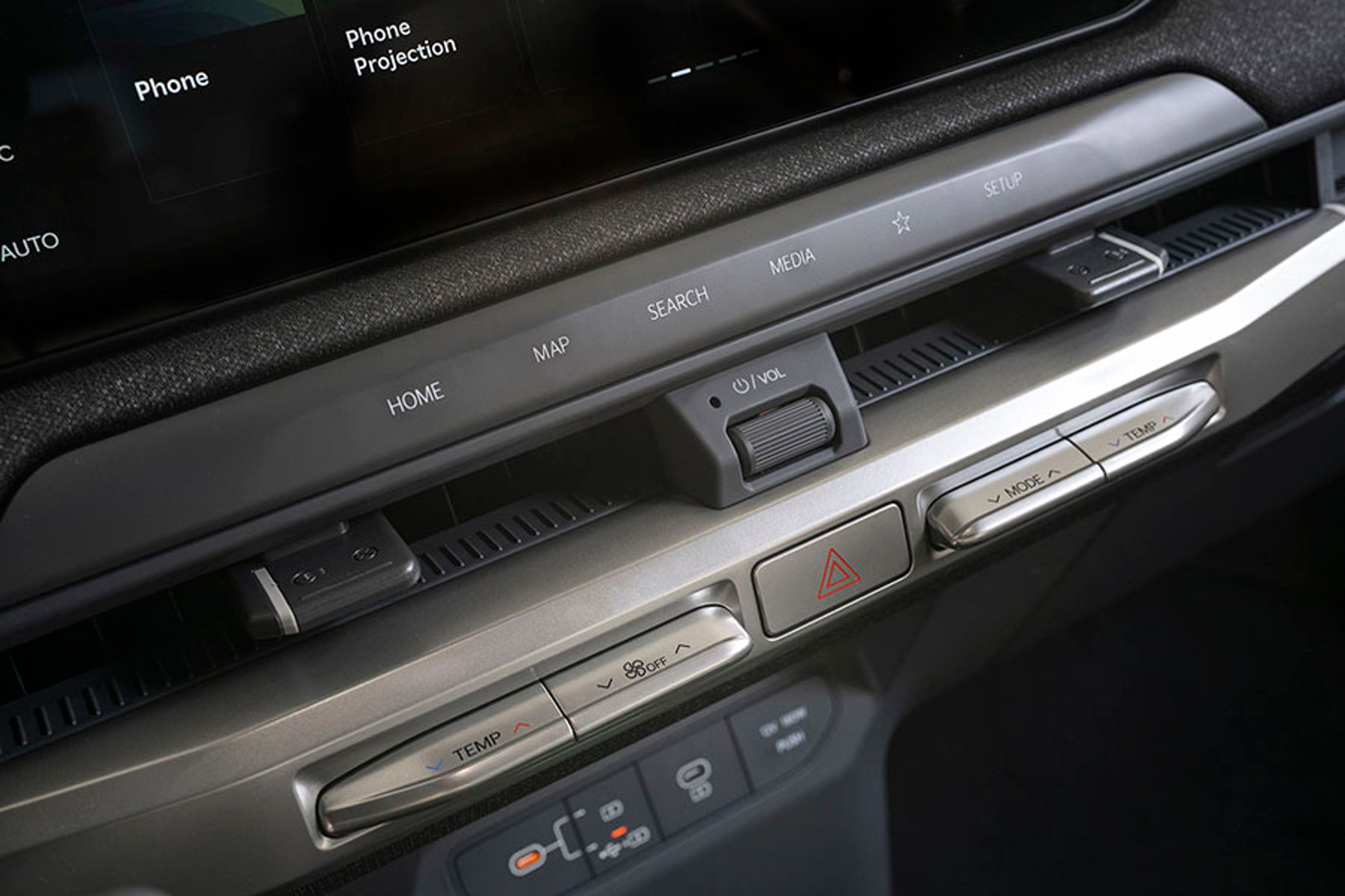 Under skærmen er der fysiske knapper til hurtigt at betjene klimaanlæg, navigationsanlæg, radio og en valgfri programmerbar knap i form af stjerne-knappen.
