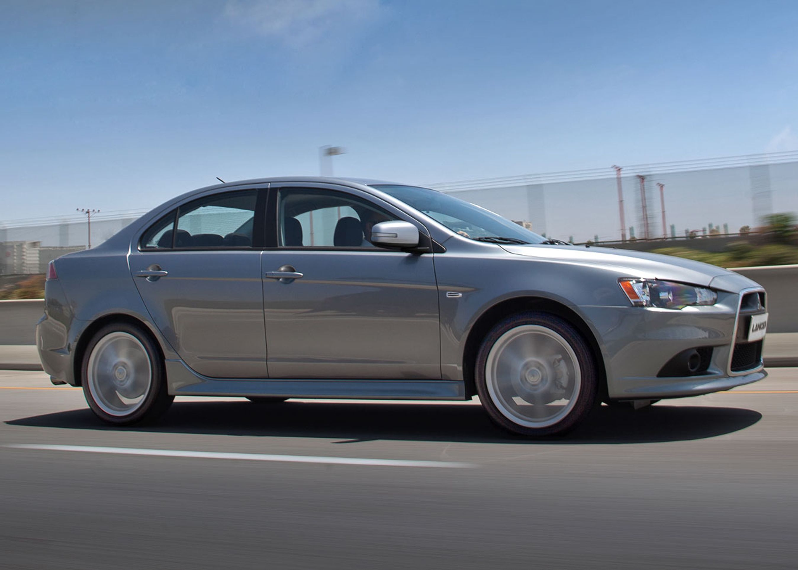 Lancer - her som sedan - har ved faceliftet fået sideskørter som standard. Foto: Mitsubishi