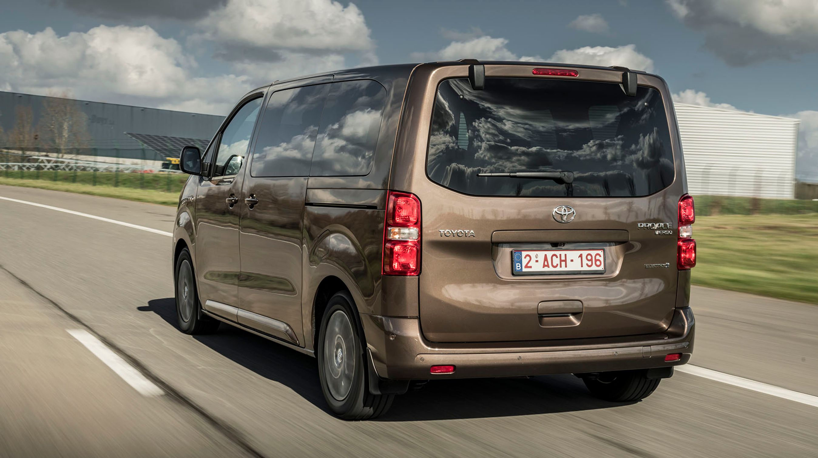 I denne Family-udgave er der en stor tophængslet bagklap og en bagrude, der kan åbnes separat. Der er desuden skydedør i begge sider.