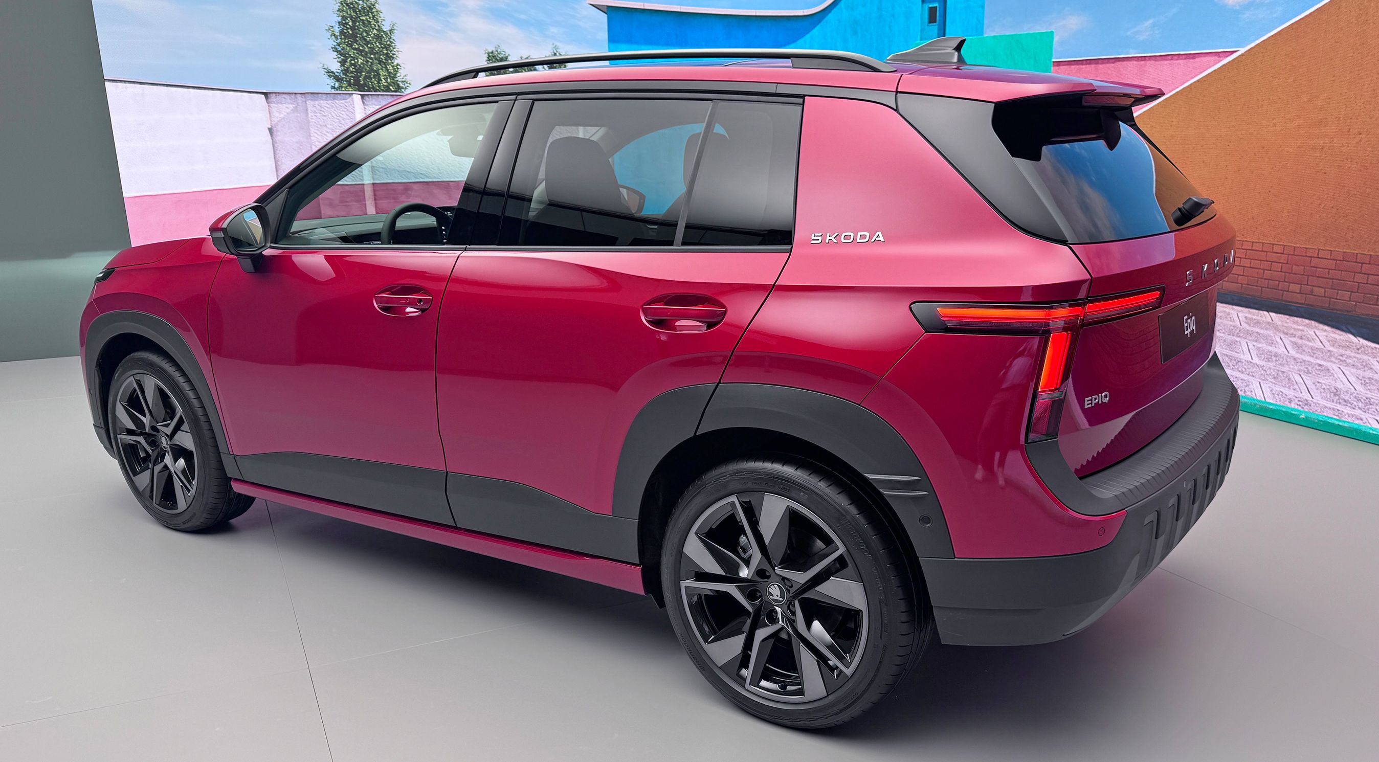 Rød Skoda Epiq skråt bagfra.
