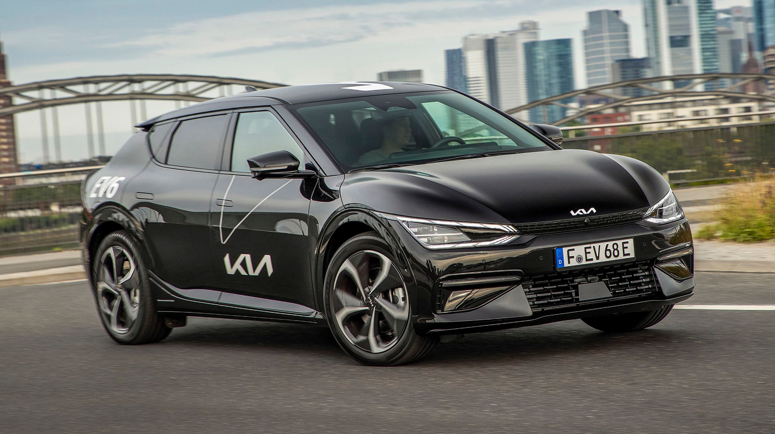 Kia EV6 er en femdørs hatchback. Elbilen placerer sig i samme gruppe som Tesla Model 3 og f.eks. Polestar 2. Priserne begynder ved 325.000 kr.