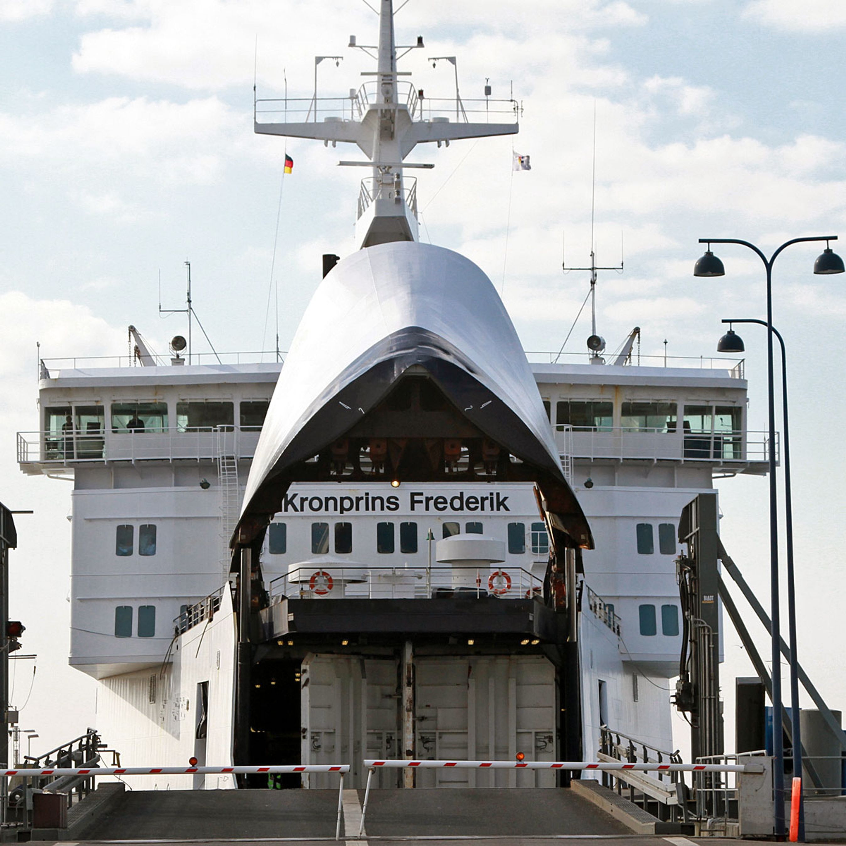 "Kronprins Frederik" bliver om ca. et år afløst af nye og meget større færger. Kronprinsen blev bygget til jernbane-sejlads på Storebælt i 1980.
