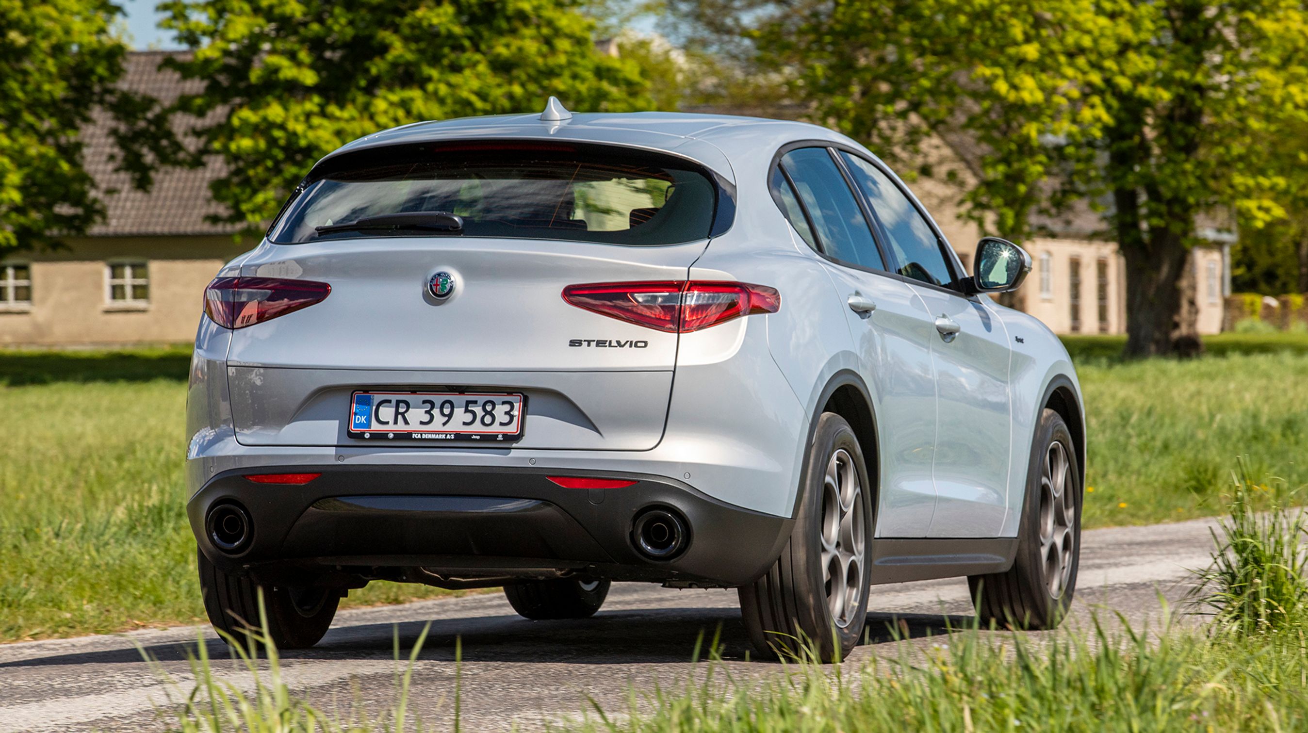 Linjerne er ikke helt så overbevisende bagfra, men er alligevel med til at give den store bil et vist sportsligt look.