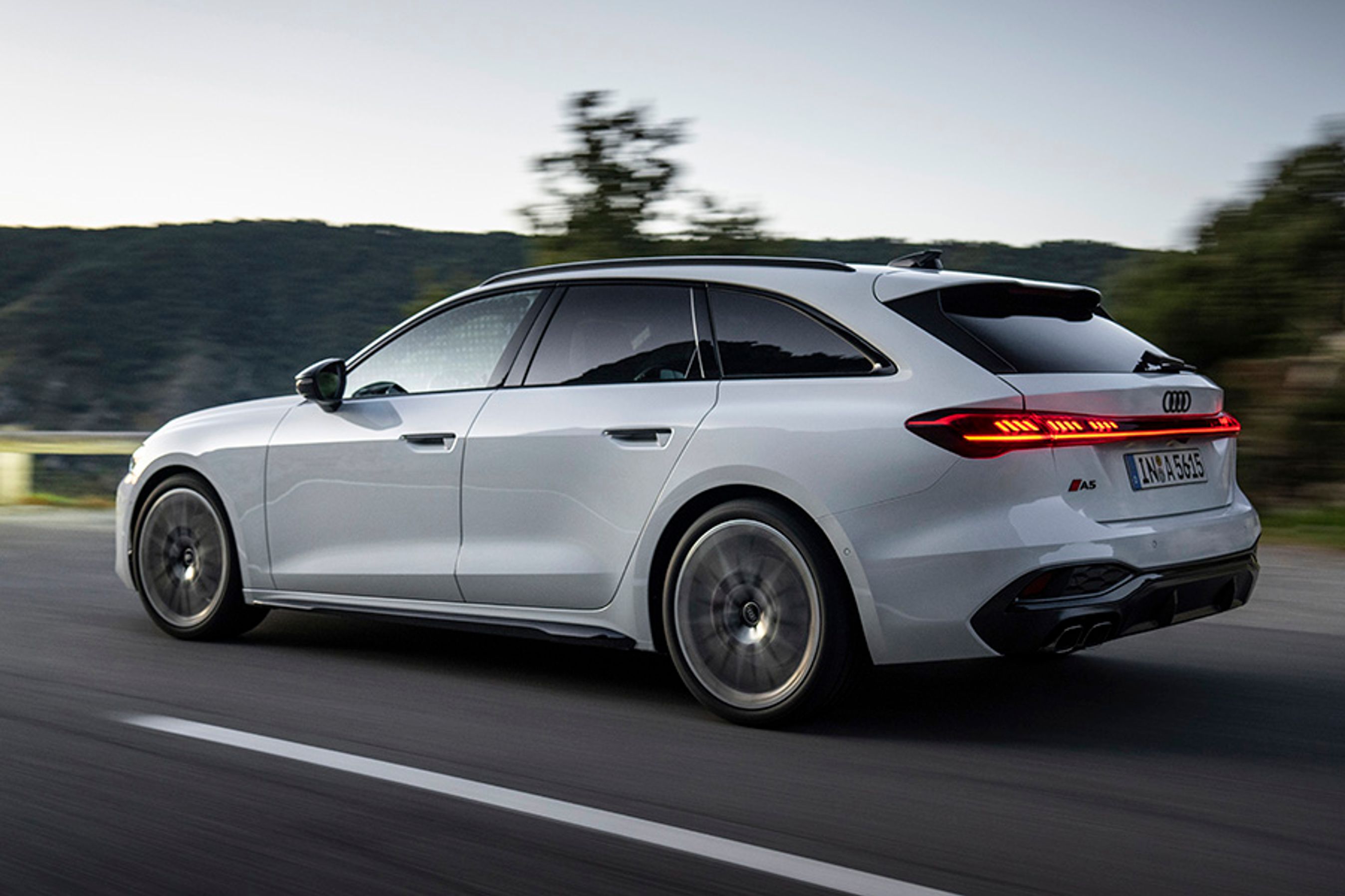 Med en længde på over 4,8 meter og en akselafstand på hele 2,9 meter er Audi A5 udvendigt blevet en stor bil. Baglygterne er forbundne med et LED-bånd, der løber i hele bilens bredde.
