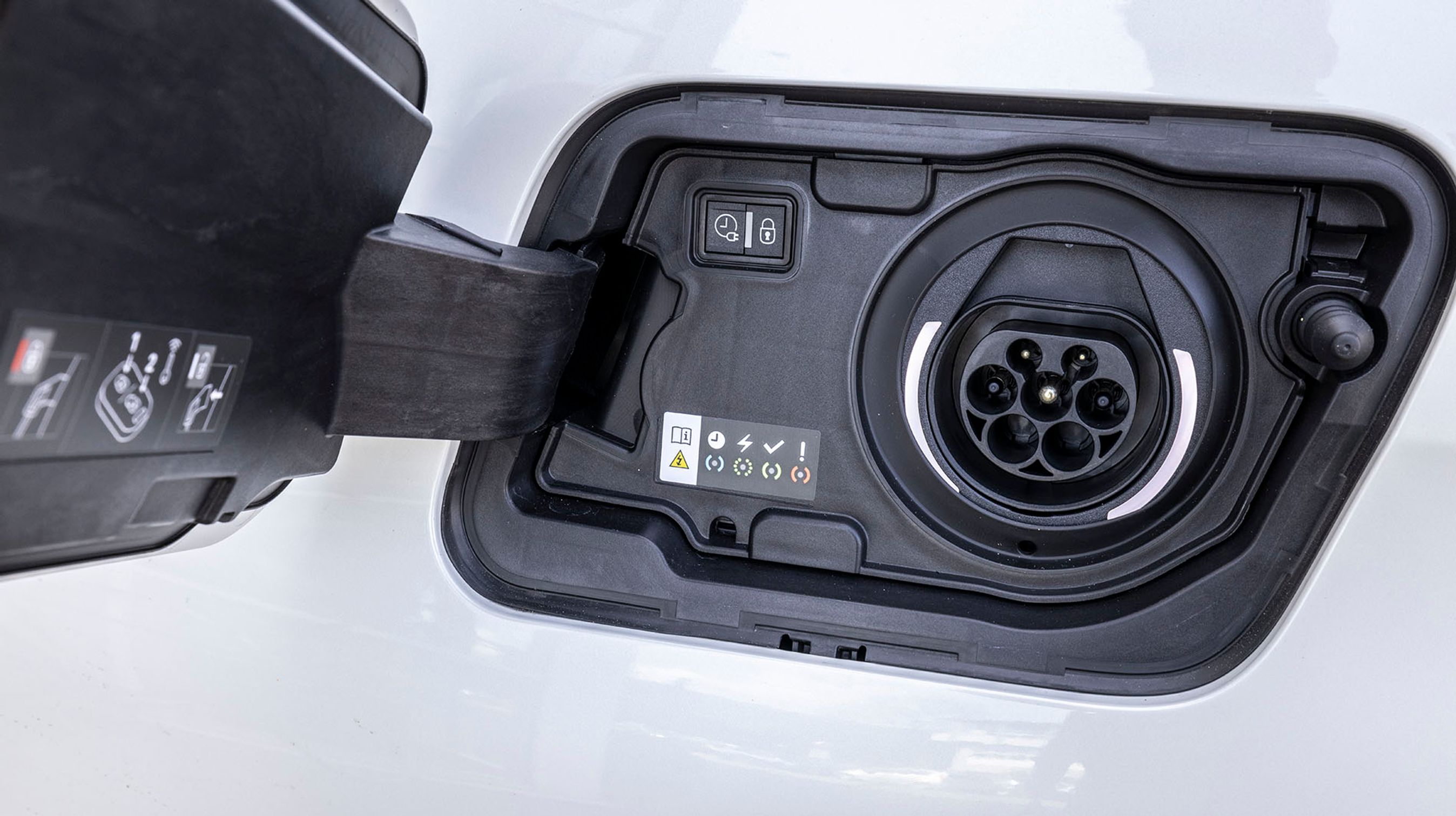 Peugeot 3008 kan oplades med en enkelt fase og dermed maksimalt 3,7 kW. Der er lys rundt om stikket.