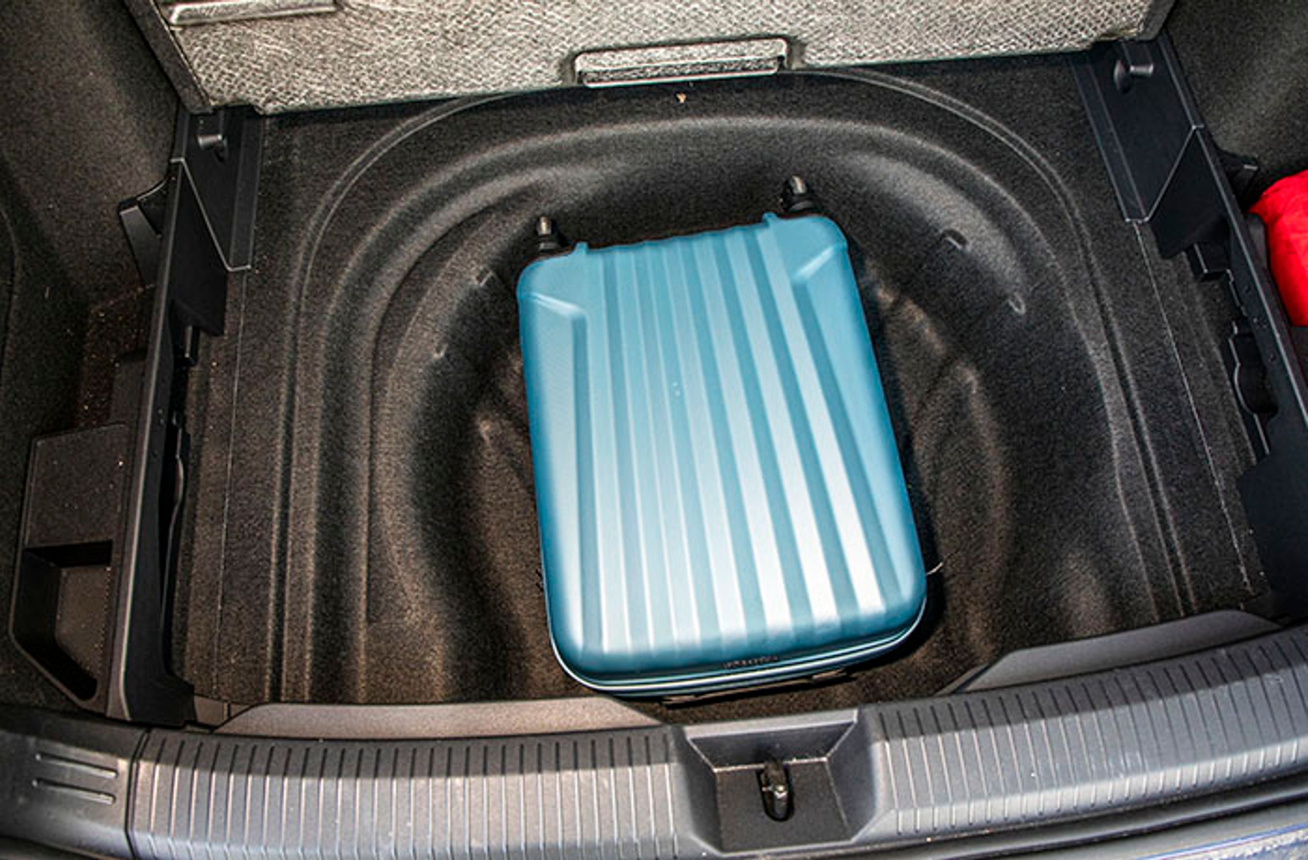 En del af de 611 liter befinder sig under bagagerumsgulvet. Her kan der let lægges en kabinekuffert. Men rummet er bedre egnet til blød bagage som to dyner og hovedpuder. 