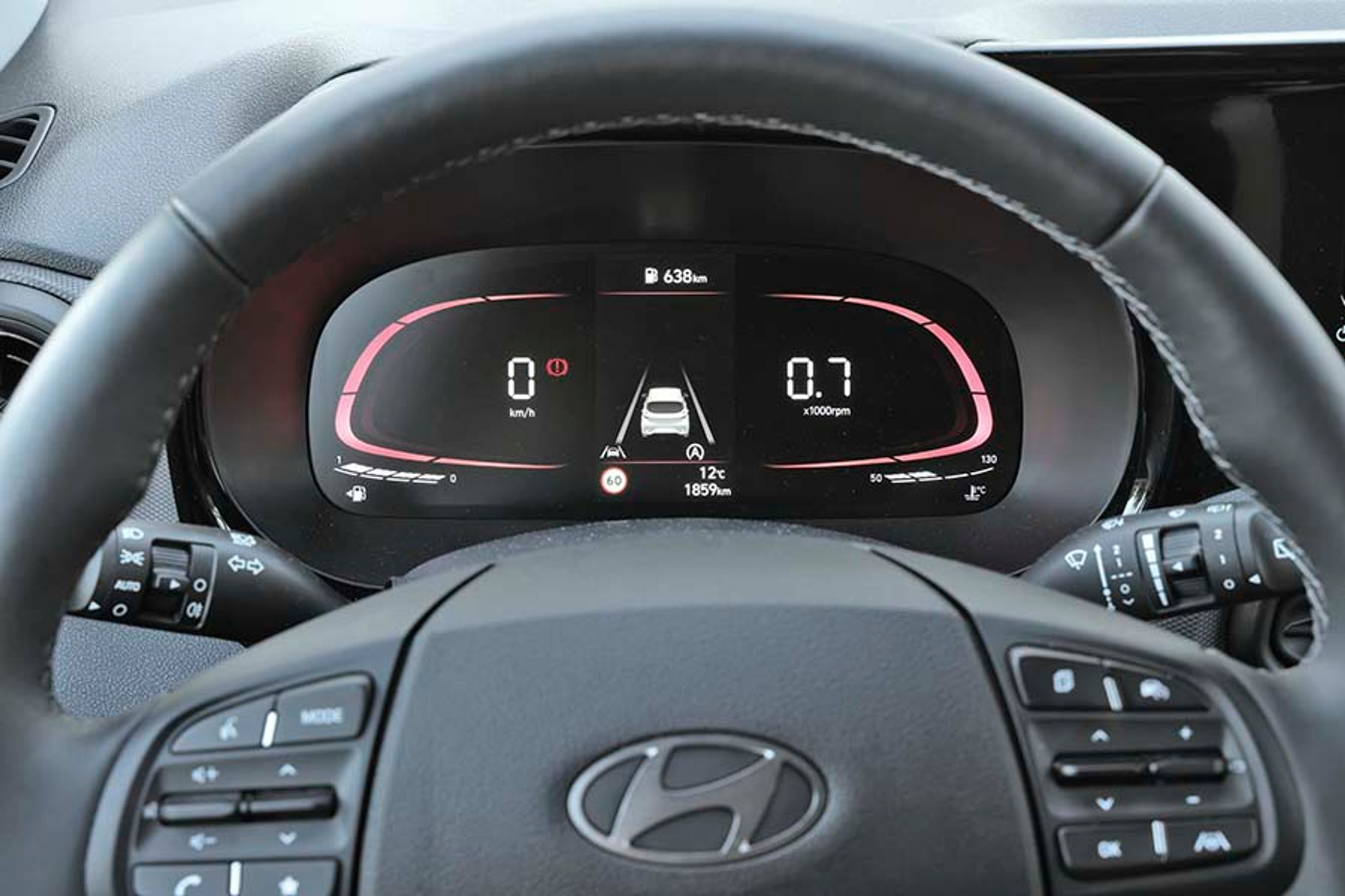 Det digitale instrumenthus giver et fint overblik over hastighed og motoromdrejninger samt oplysninger om fartgrænser med mere. Alle menuer er på dansk.