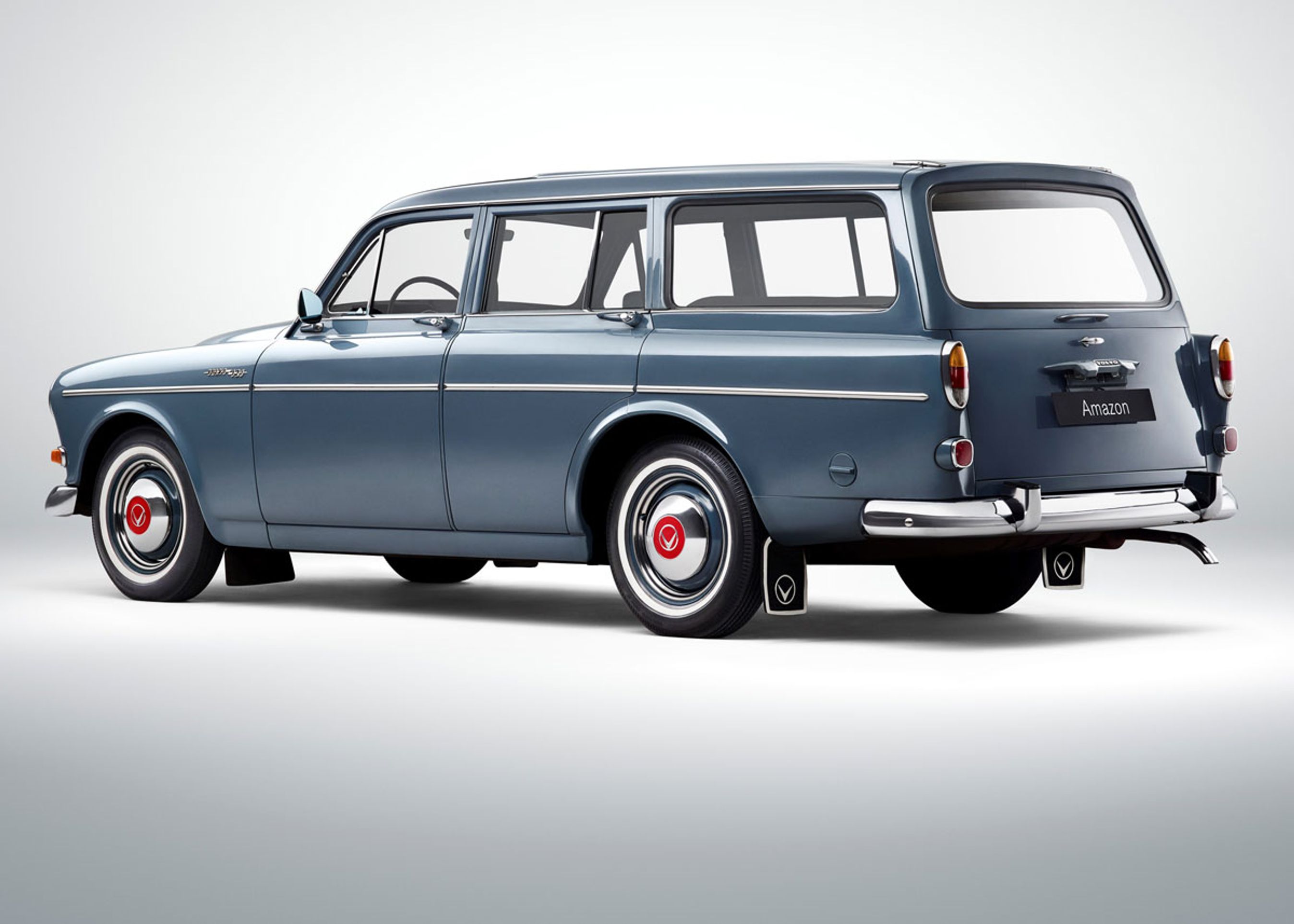 211 Amazon var en mere elegant stationcar end Duet, og i Amazon var der bedre plads i bagagerummet. S-modellen med 115 hk var en meget sportslig bil for tiden. Adgang til bagagerummet skete via todelt bagklap. Amazon er fra dengang, hvor Volvo var et af Danmarks største bilmærker.