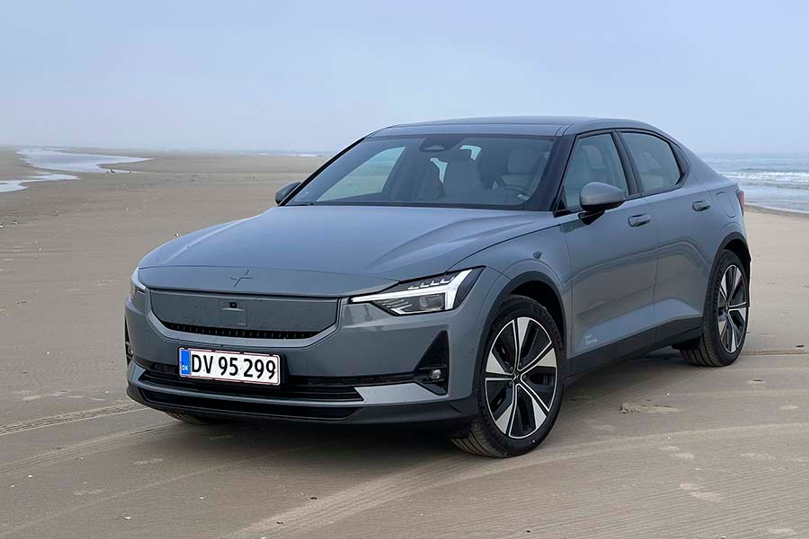 Den opgraderede udgave af Polestar 2 kan kendes på den nye front, hvor „køleren“ mellem forlygterne nu er indfarvet i bilens farve i stedet for den tidligere mere traditionelle kølergrill.