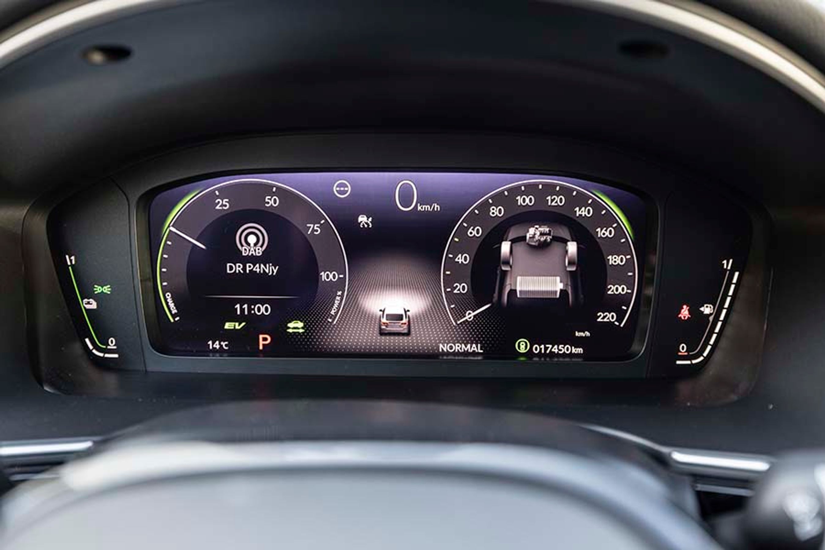 Det digitale instrumenthus viser hastigheden som store tydelige tal i midten og som en traditionel urskive til højre. Inde i urskiven kan man bl.a. vælge at se, hvordan energien flyder mellem benzinmotor, batteri og elmotor.