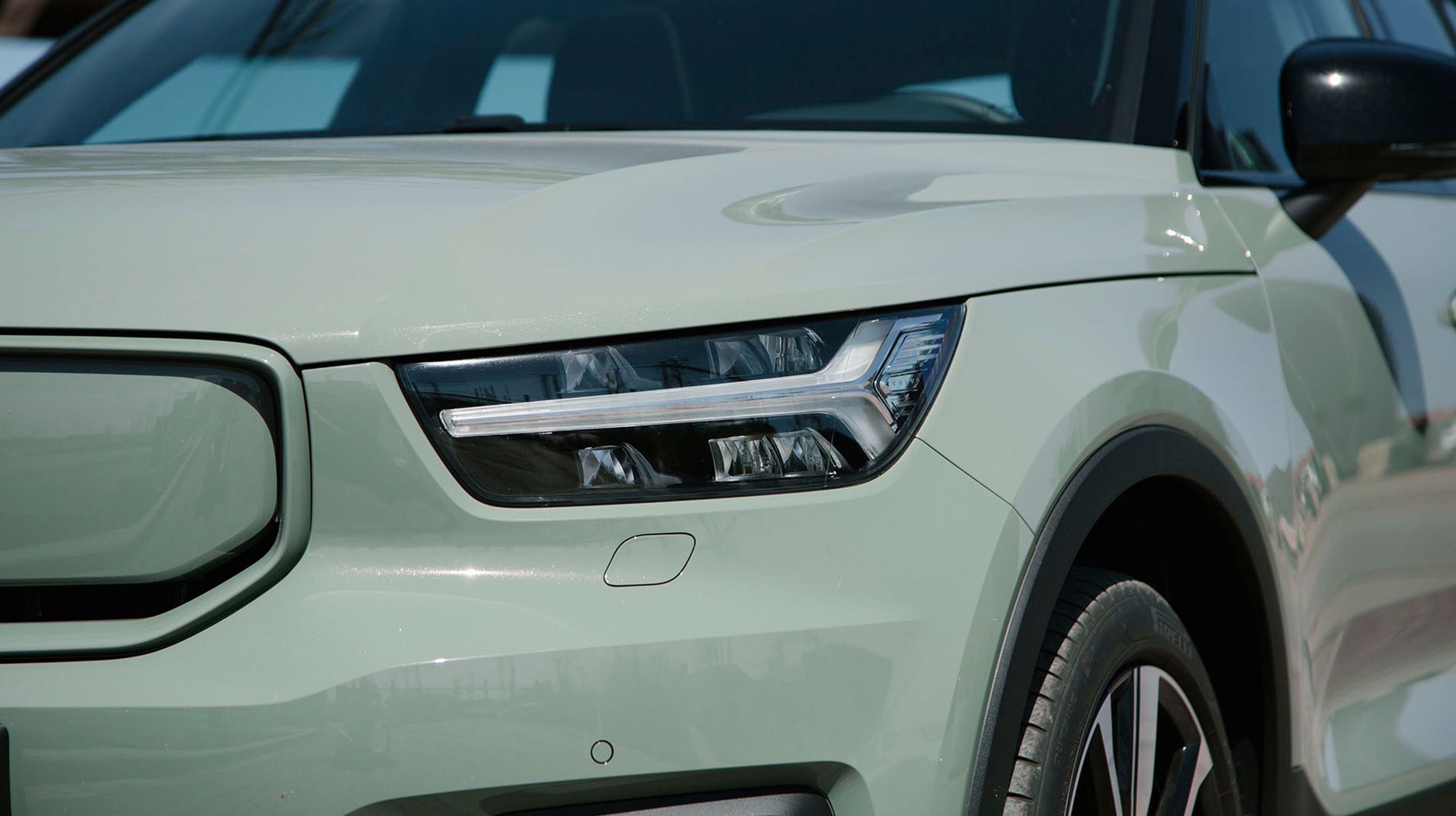 LED-forlygter er standard på alle udgaver, men de er ikke af matrix-typen. Til gengæld kan de selv blænde op og ned for forankørende trafik.