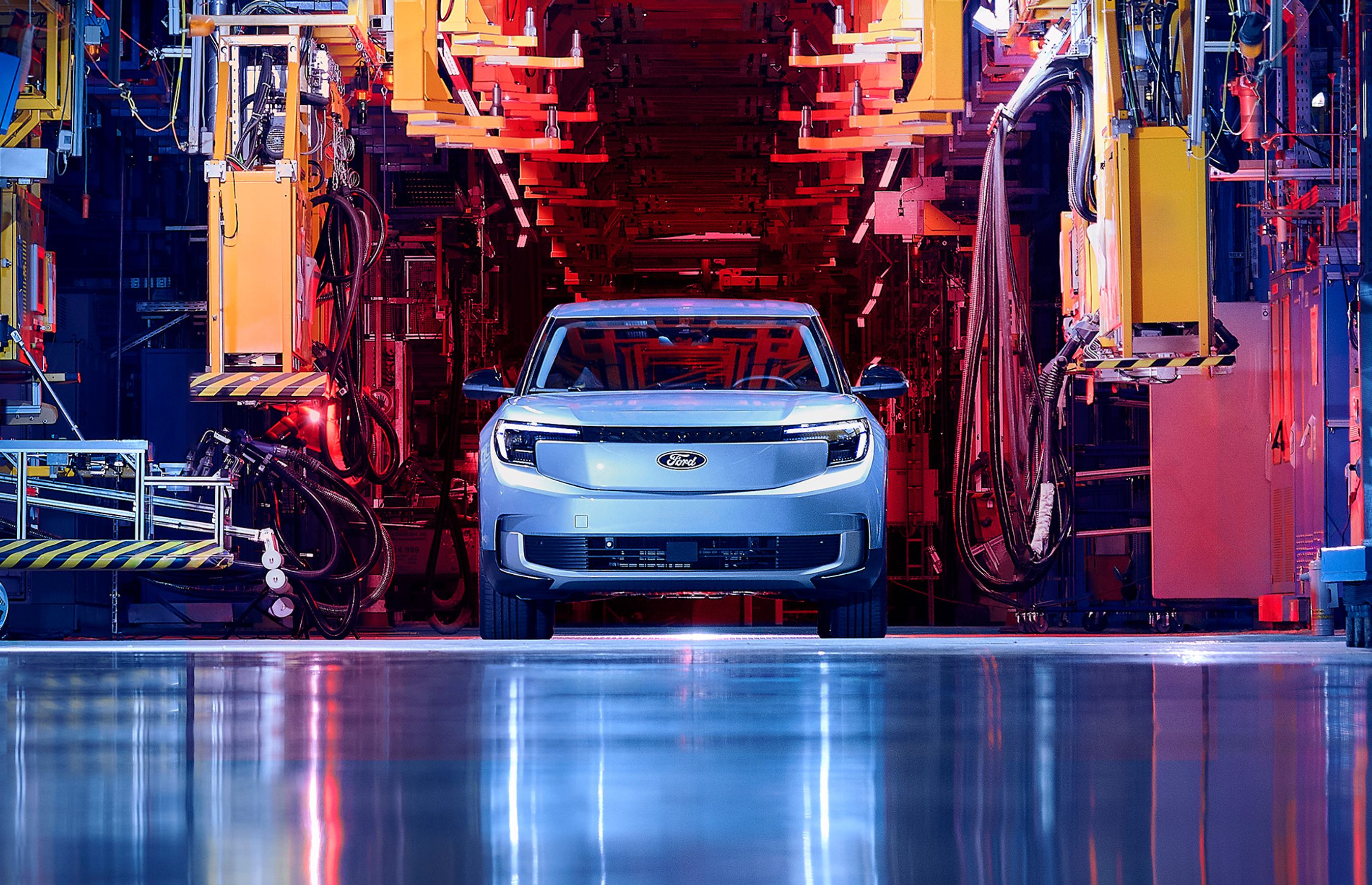 Lyseblå Ford Explorer lige forfra for enden af samlebånd.