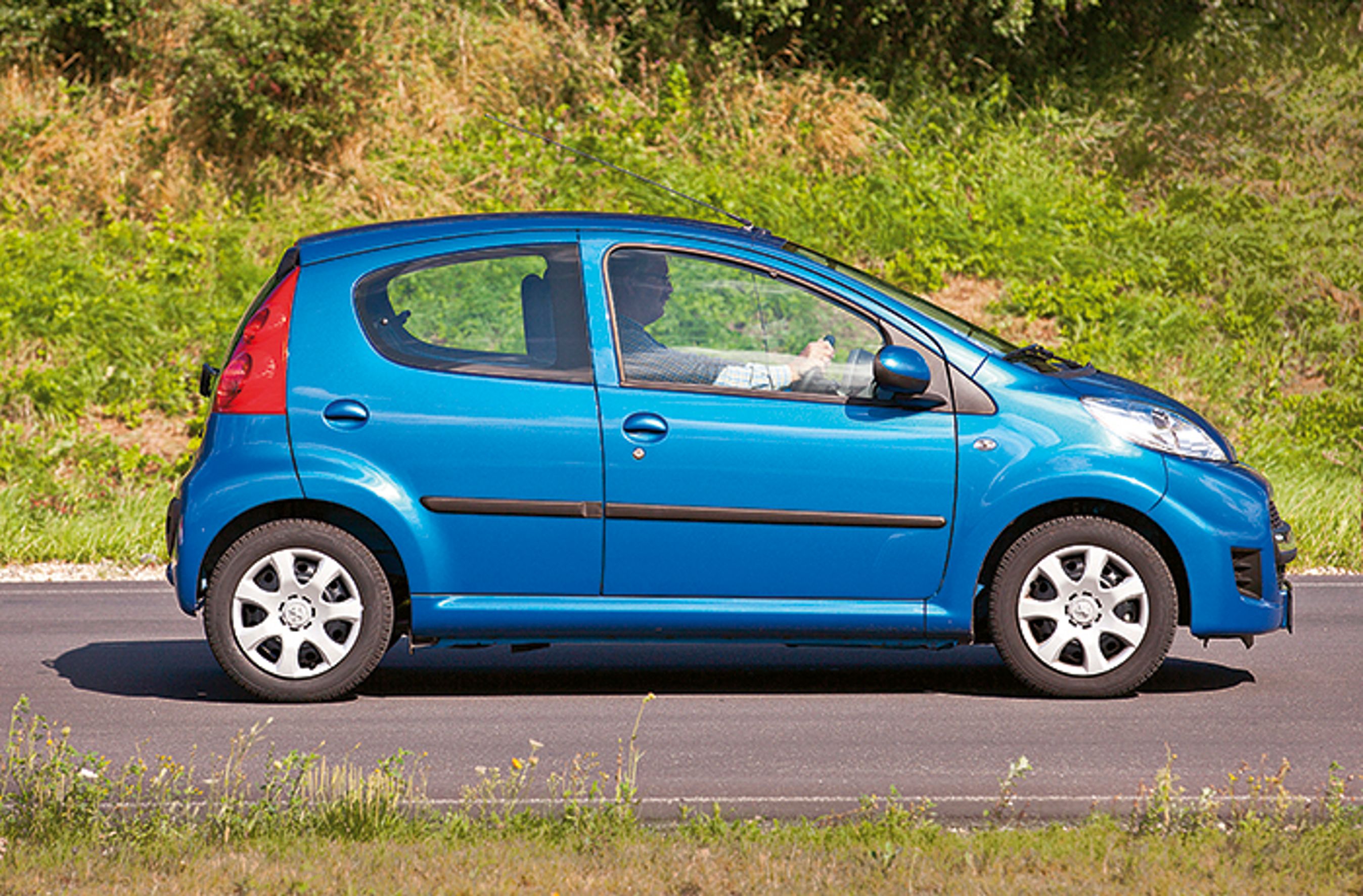 Peugeot 107 set fra siden