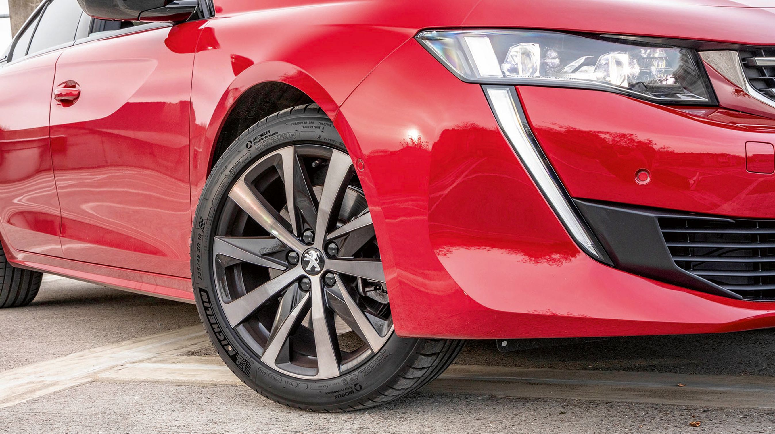 Den føles komfortabel, selvom bilen kører på 17-tommers hjul.