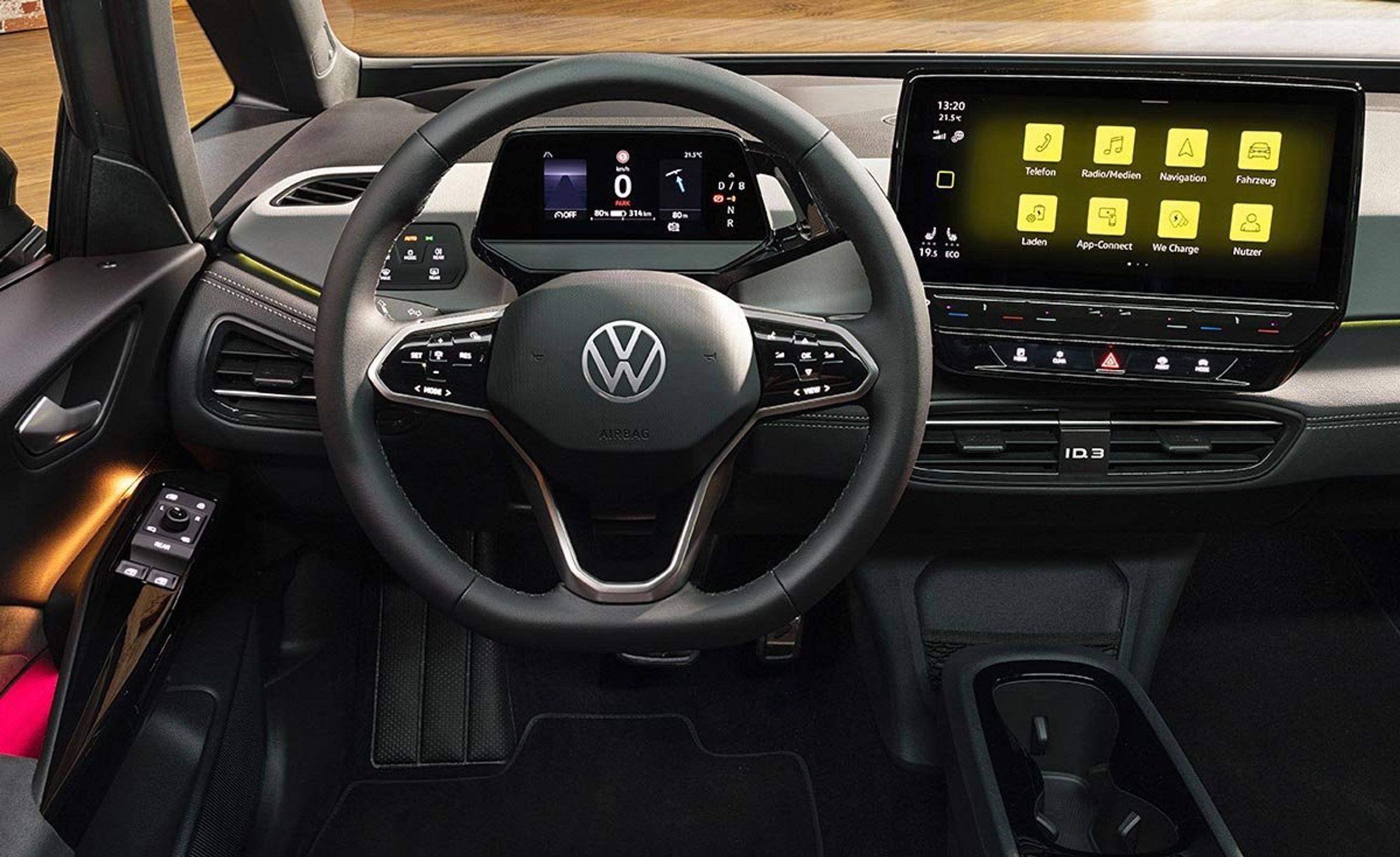 Førerpladsen er uændret i sin grundform, men materialerne er blevet stærkt forbedret med flotte syninger og bløde materialer på de mest synlige steder. Samtidig er skærmen opgraderet til 12 tommer.