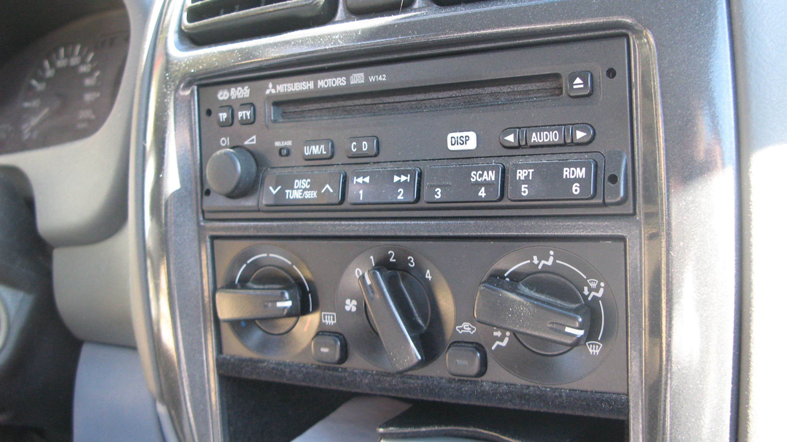 Politikerne vil alligevel ikke slukke for bilradioen ved udgangen af 2019