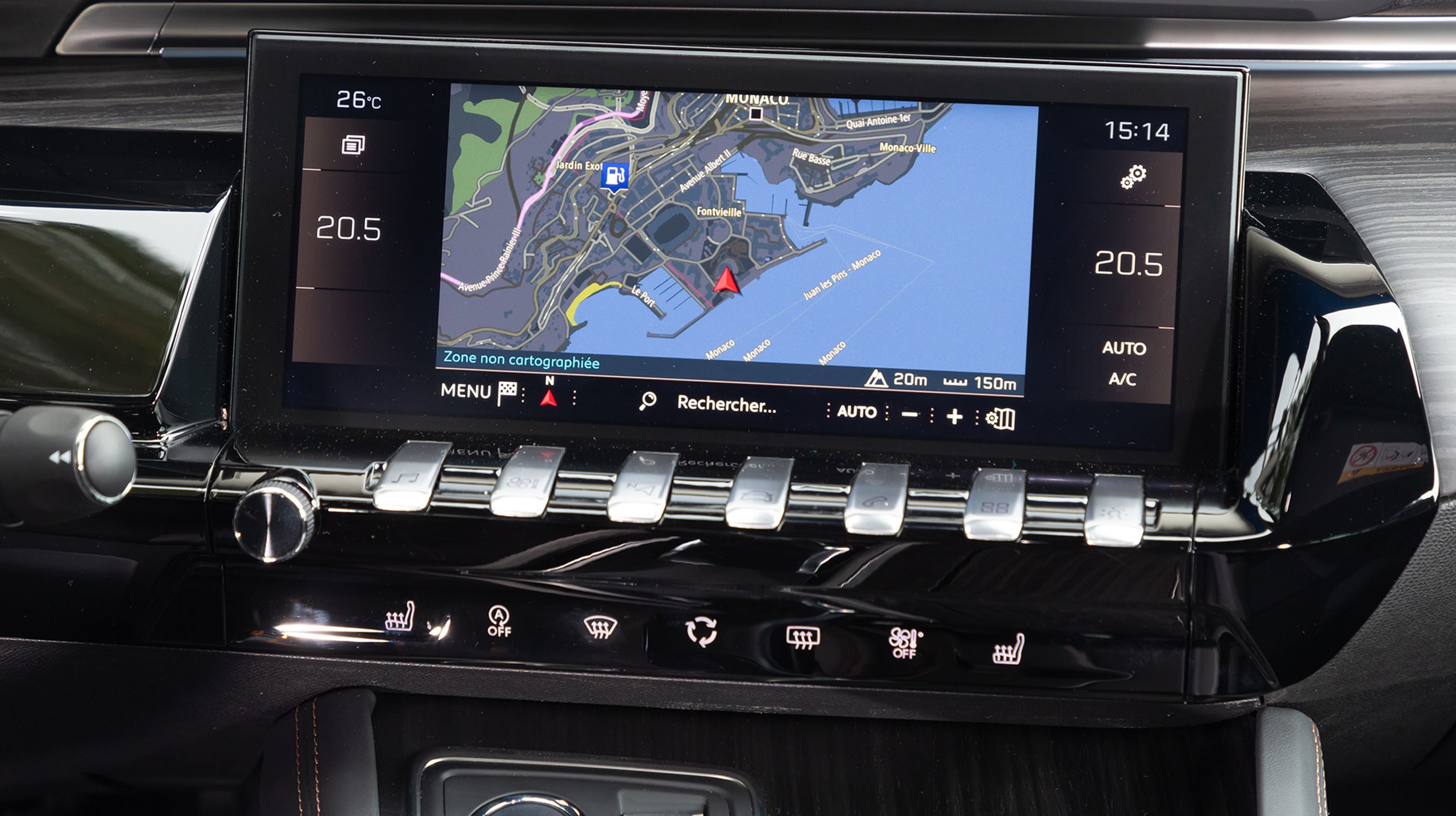 Lækre vippekontakter og en trykskærm med høj opløsning er at finde i alle udgaver. Fra og med Allure er den som denne på 10,2 tommer. Alle menuer og tale kan indstilles til dansk sprog.