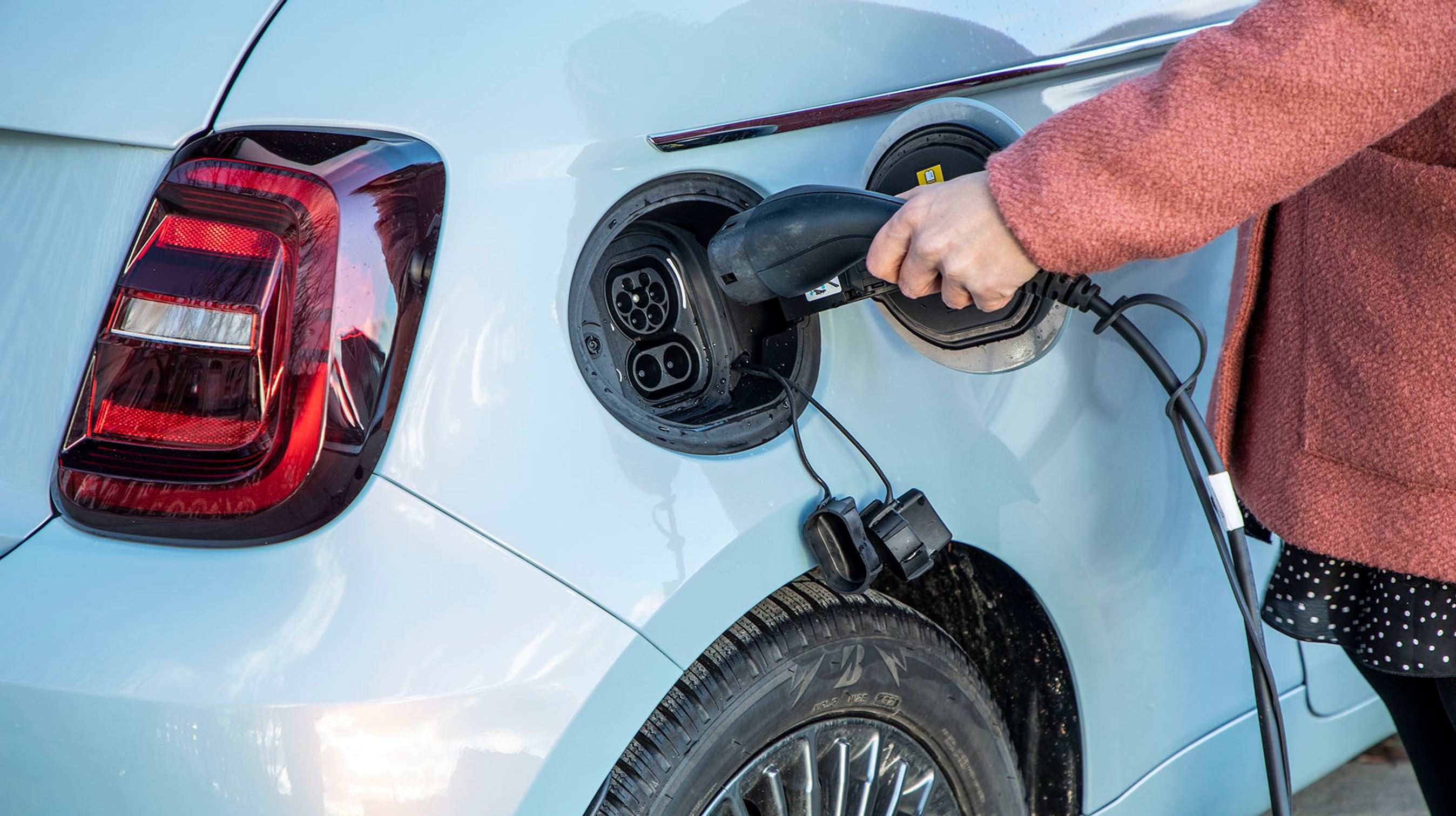 Hjemme kan bilen lades med op til 11 kW, og på farten kan den lynlades med op til 85 kW. I praksis går det dog en del langsommere ved lynladerne, mens hjemmeladningen fungerer fint.