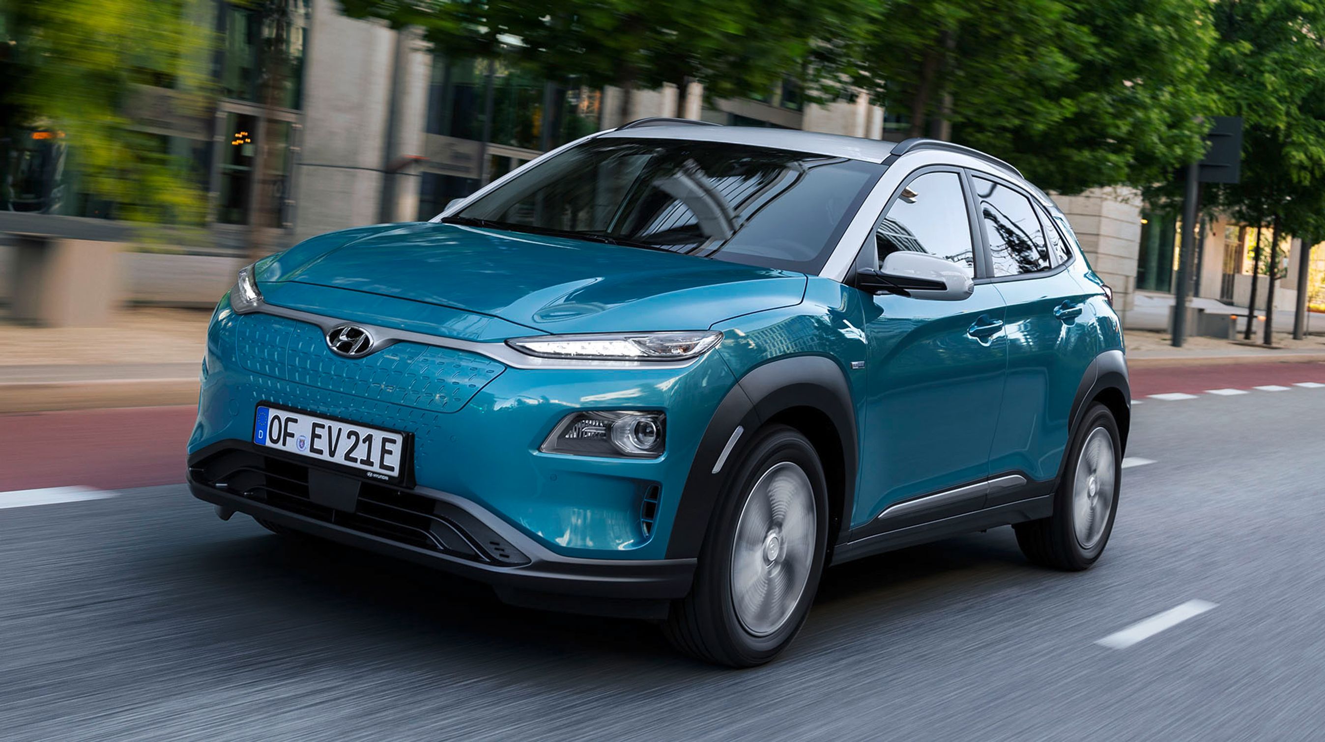 Hyundai Kona EV er en elbil baseret på den almindelige Kona. Batterierne er placeret under gulvet, og elmotoren trækker på forhjulene.