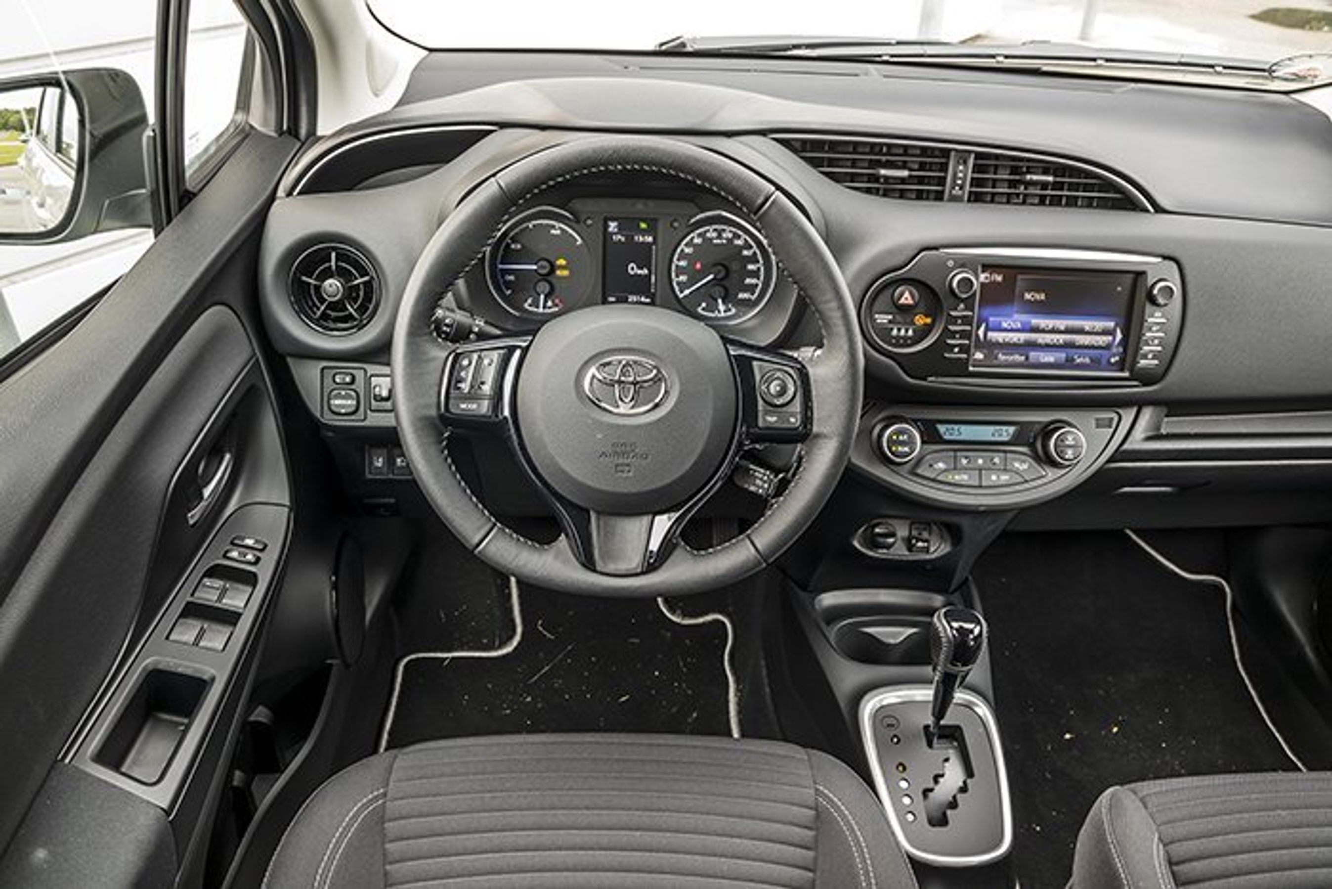 Toyota Yaris Hybrid instrumentbord