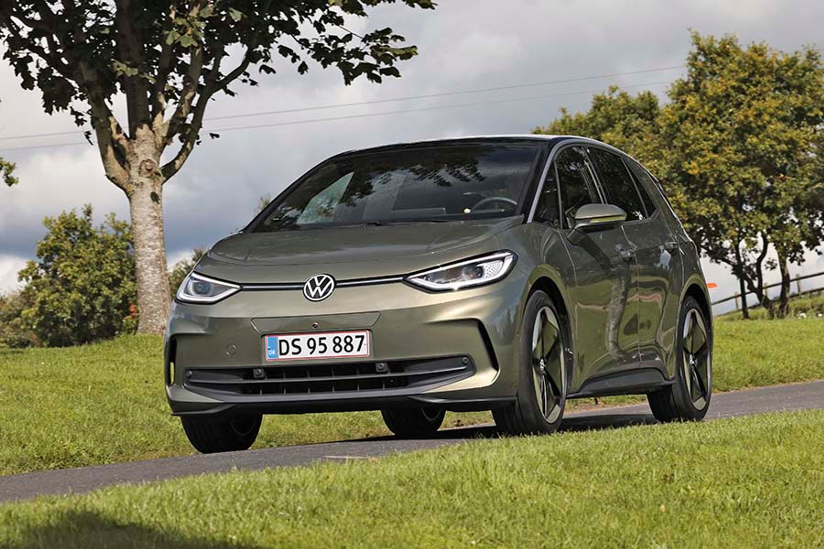 Vil du opgradere LED-forlygterne til også at være adaptive, skal du tilkøbe en eksteriørpakke til 16.000 kr. for yderligere 7.000 kr. kan du tilføje adaptiv undervogn.