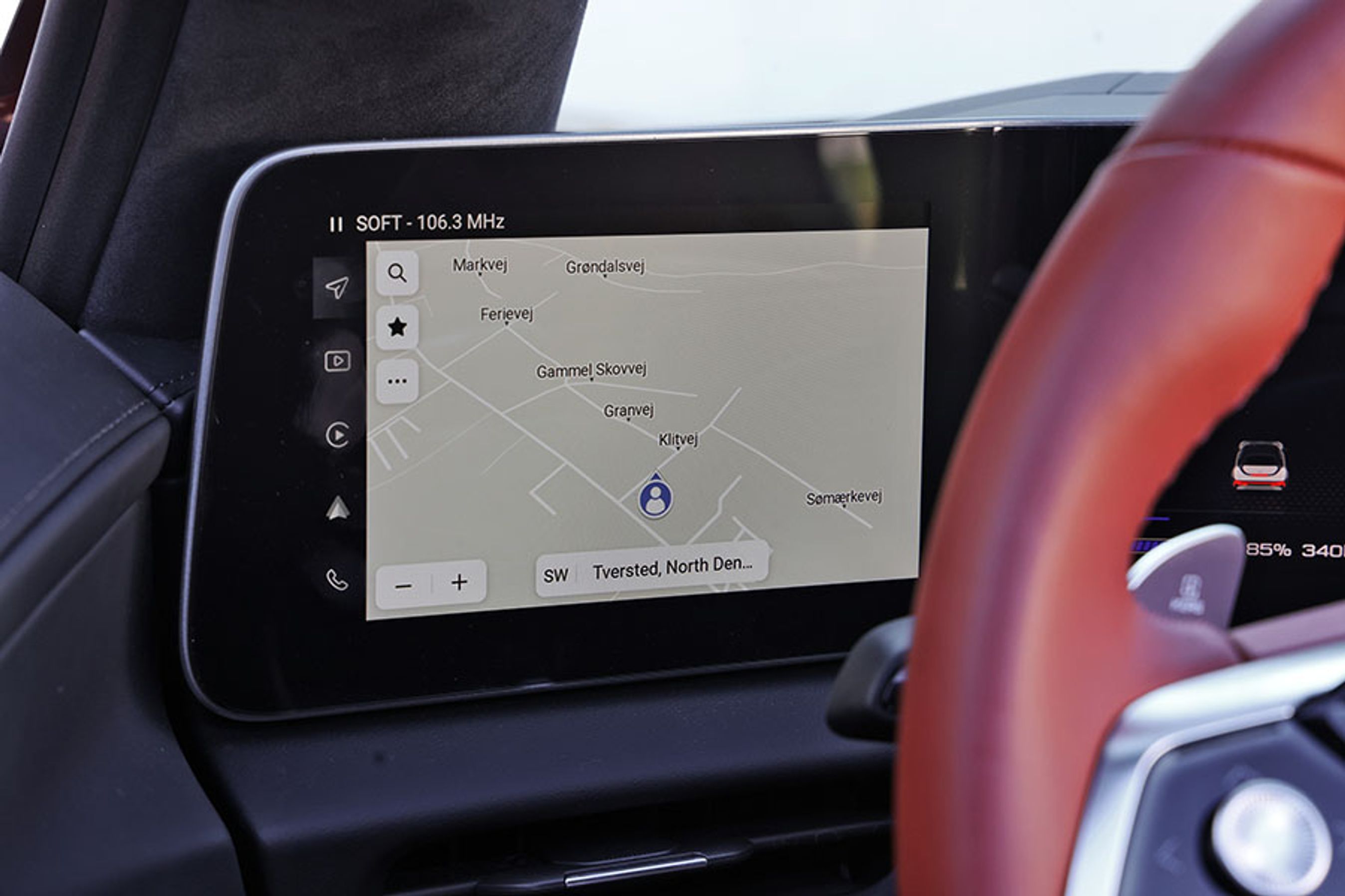De små skærme på hver side af det centrale førerdisplay kan bl.a. vise navigation og tripcomputer, men ratkransen tager en del af udsigten til dem.