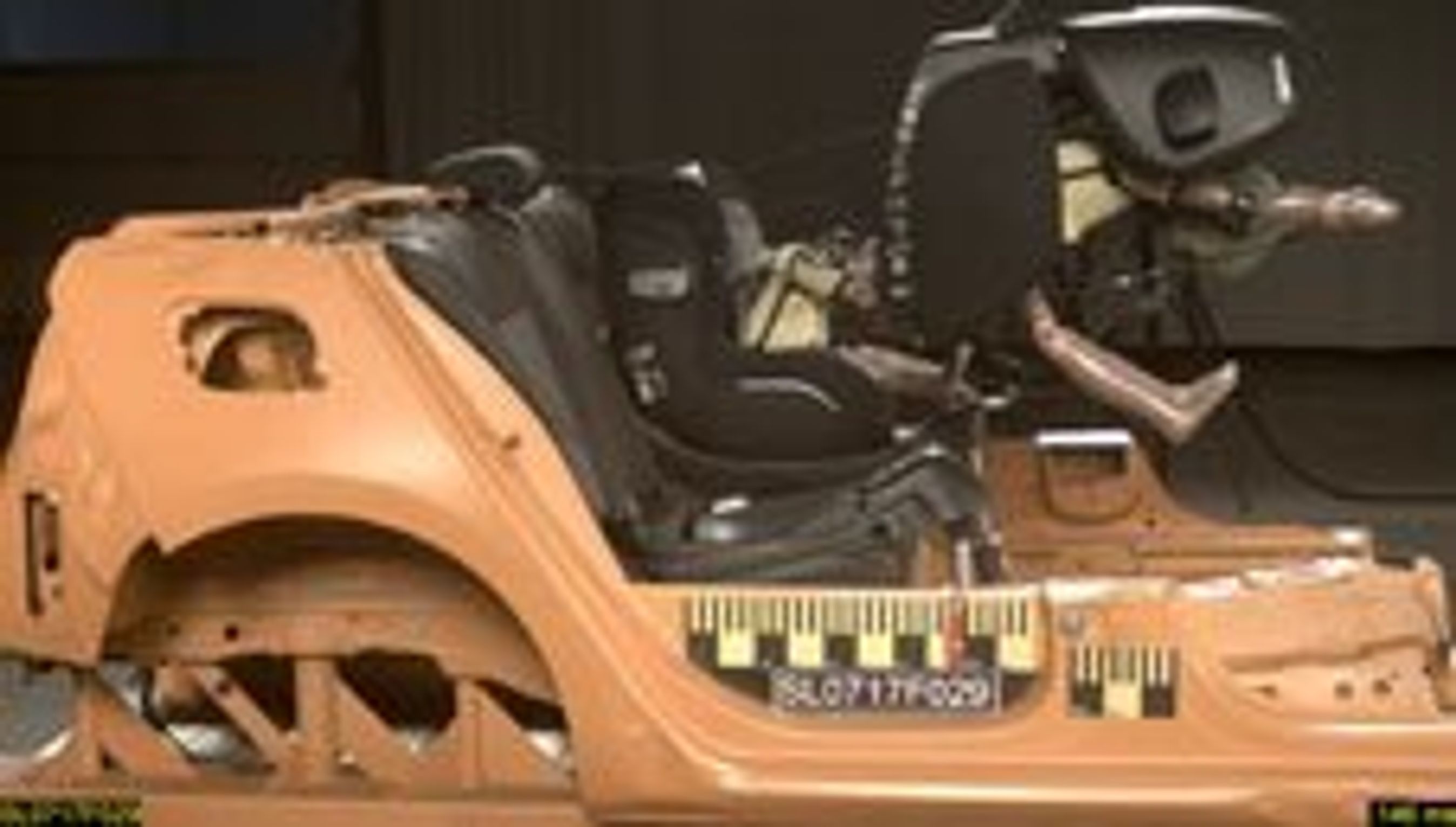 To stole dumpede med et brag. Bl.a. rav en af stolene sig løs under kollisionstesten. (Foto: FDM/ADAC)