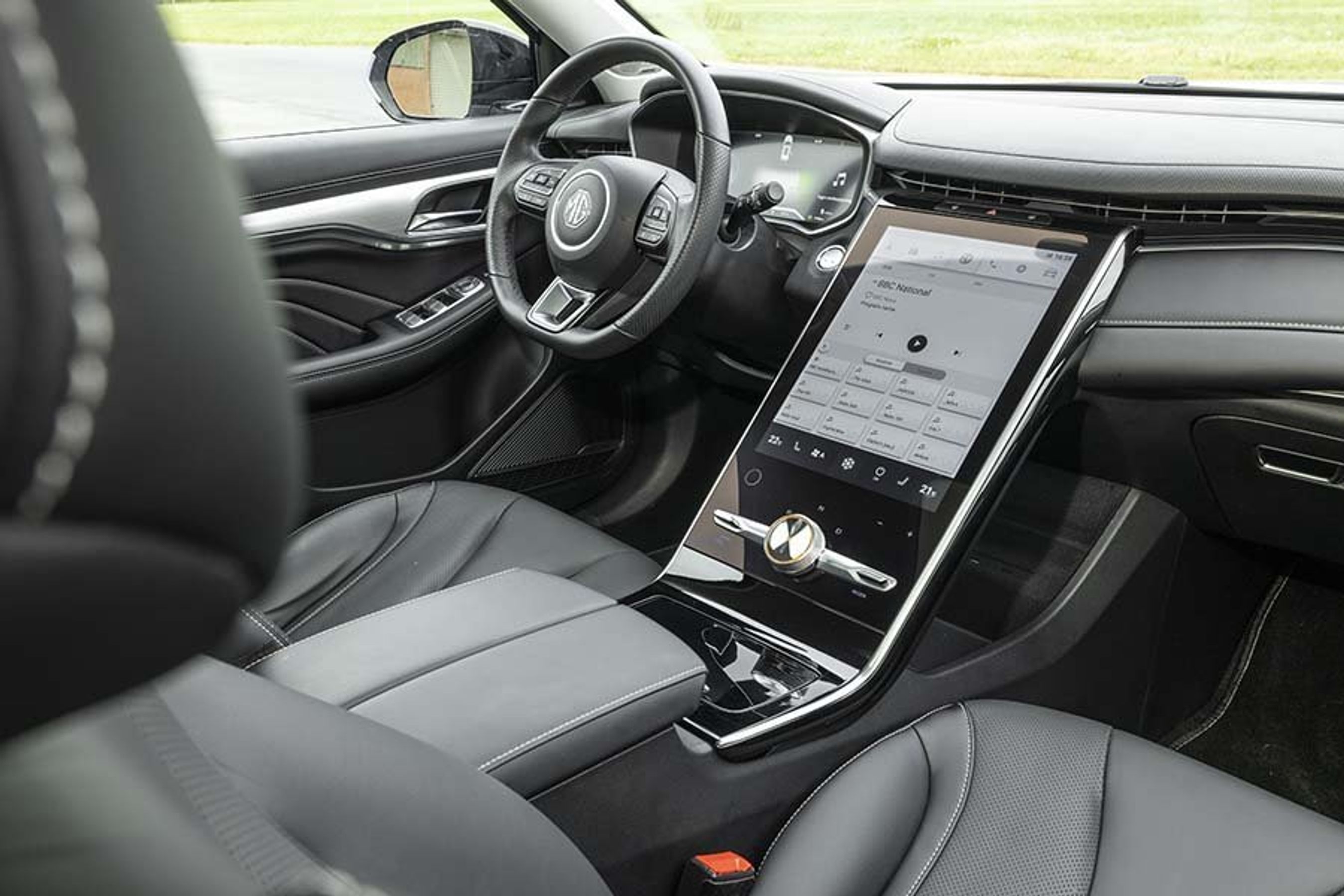 Den 19,2" store skærm dominerer førerpladsen.