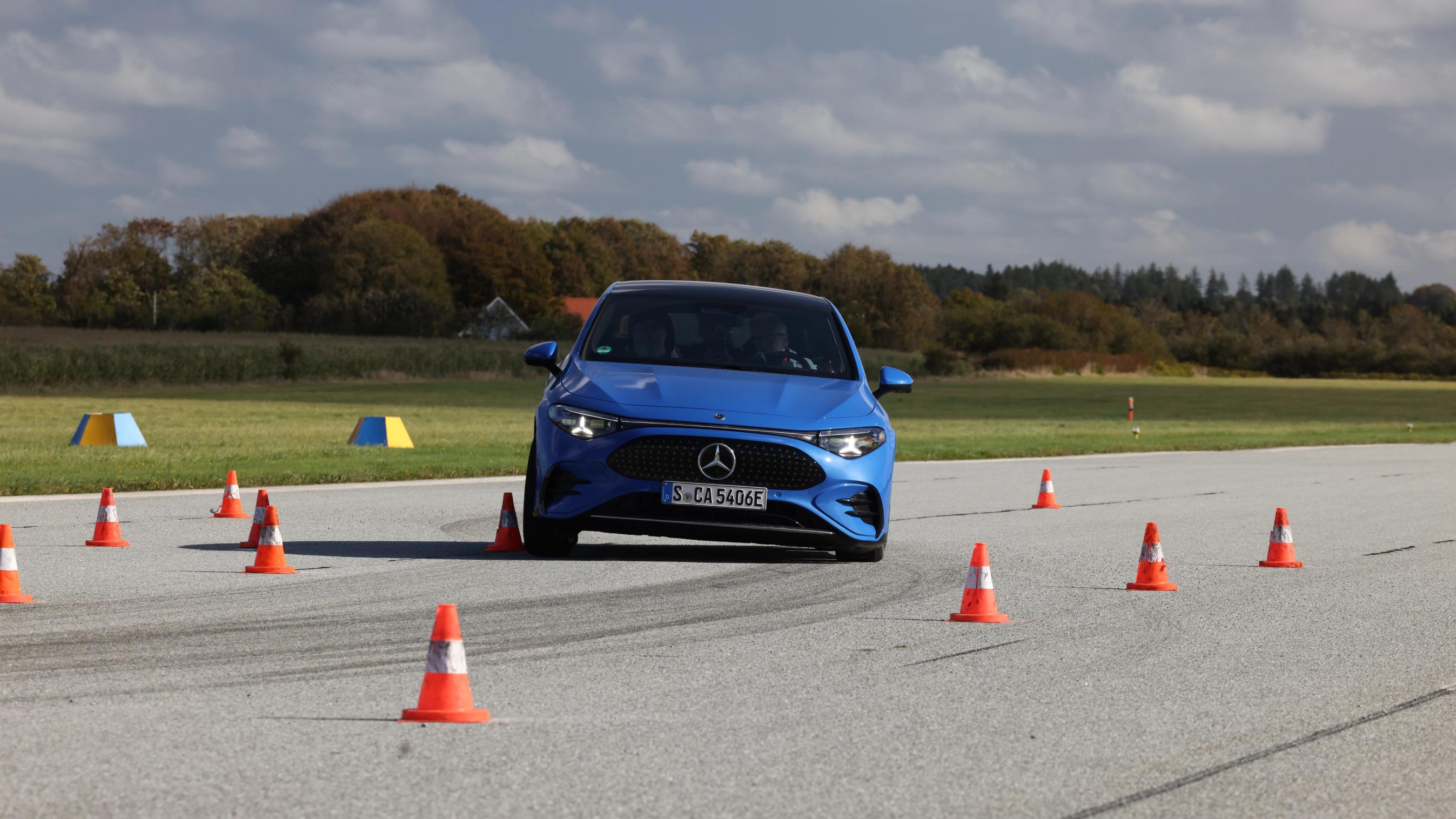 Biler udfører Elk-test. 