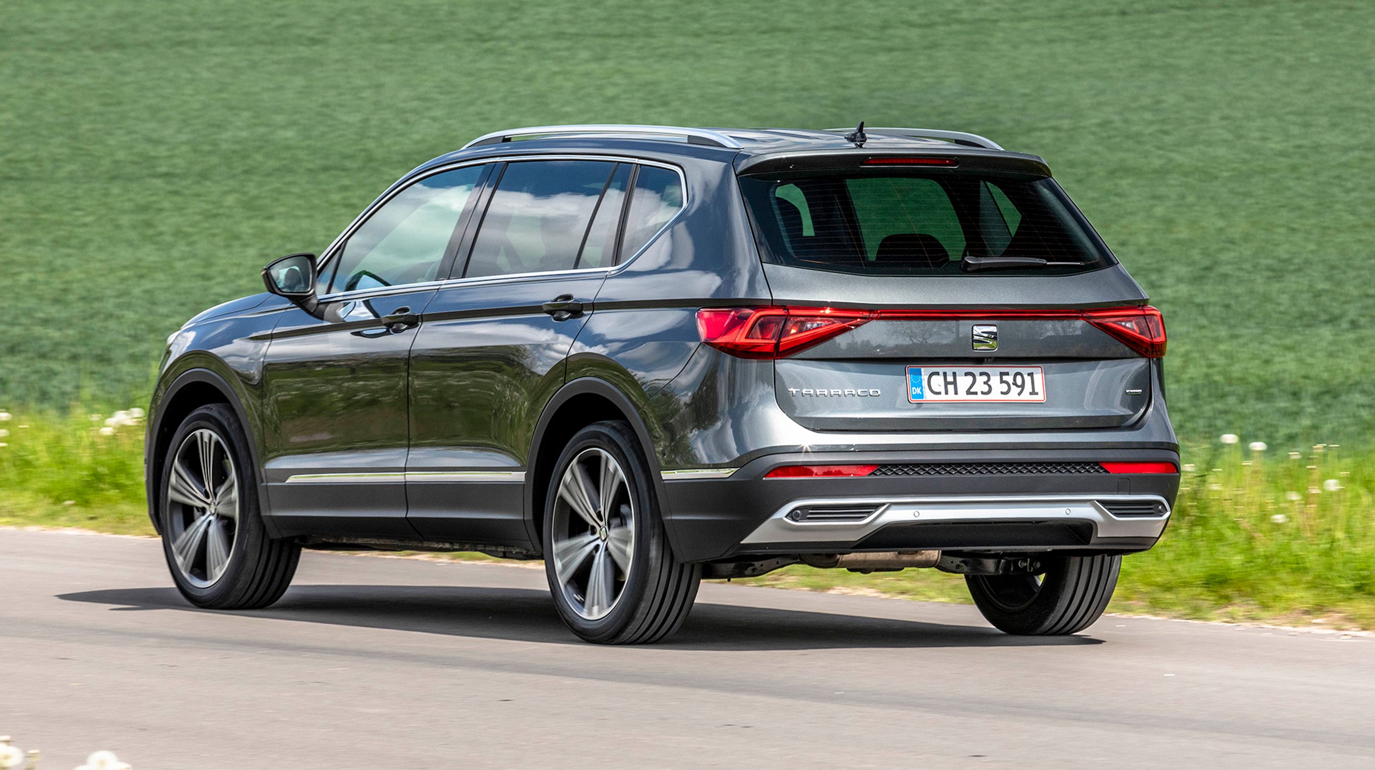 Designet er holdt i skarpe linjer, og der er store vinduesarealer hele vejen rundt. Tagrælinger er standard.