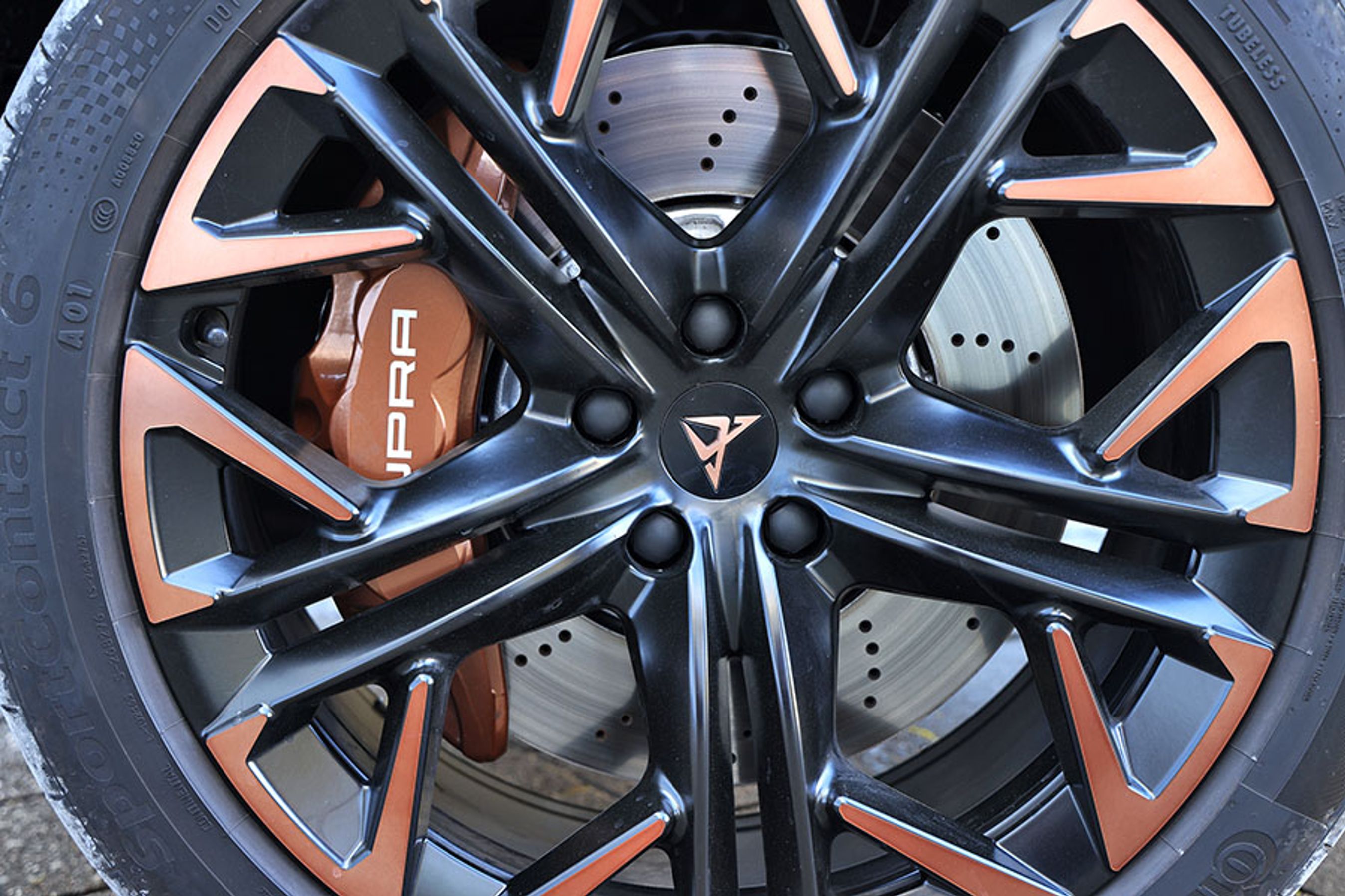 Cupra-navnet står printet på de røde bremsekalibre, og fælgene er på overfladen behandlet med den særlige kobberfarve, der går igen for Cupra-modellerne.