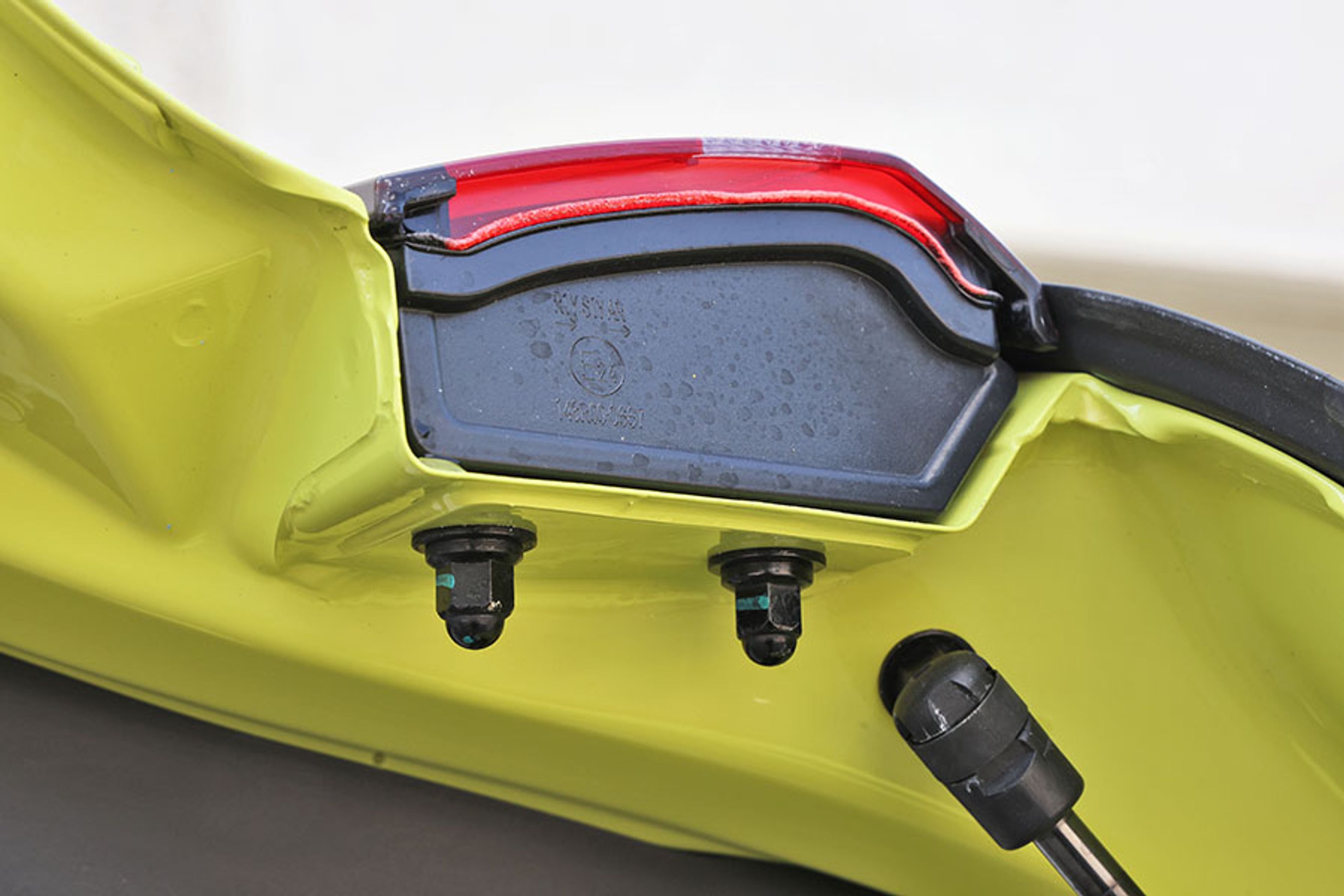 Der er ikke kælet for detaljerne, og visse steder opleves bilen rå i sin konstruktion.