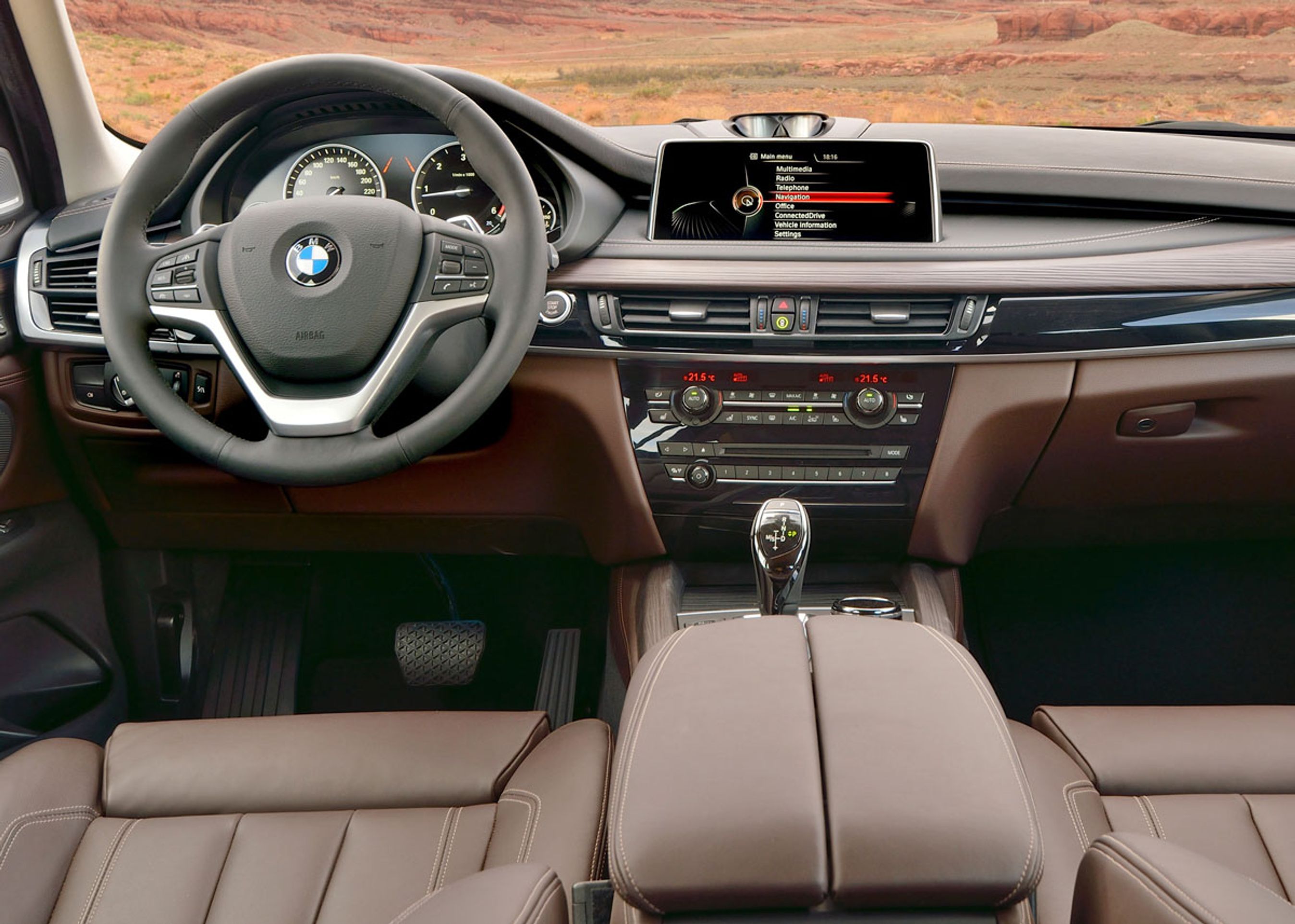 Kabinen er fuld af luksus og kan bestilles med ekstremt meget, avanceret ekstraudstyr til komfort og sikkerhed. Der er ike meget offroader over kabinen - størrelse og robusthed ses mest på den meget brede midterkonsol.