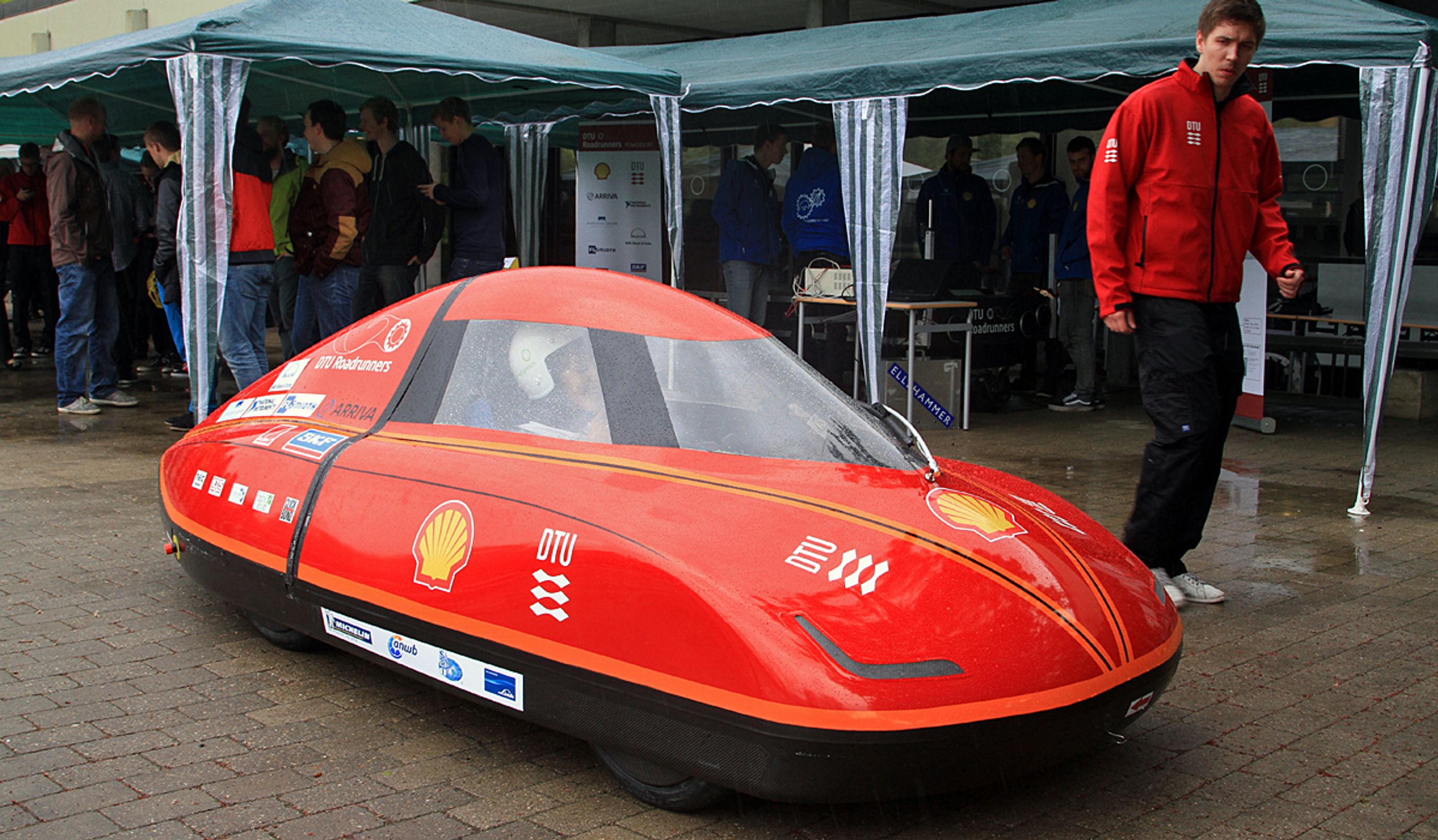 DTU’s Dynamobil er rød i år efter et gennemgribende redesign hen over vinteren.