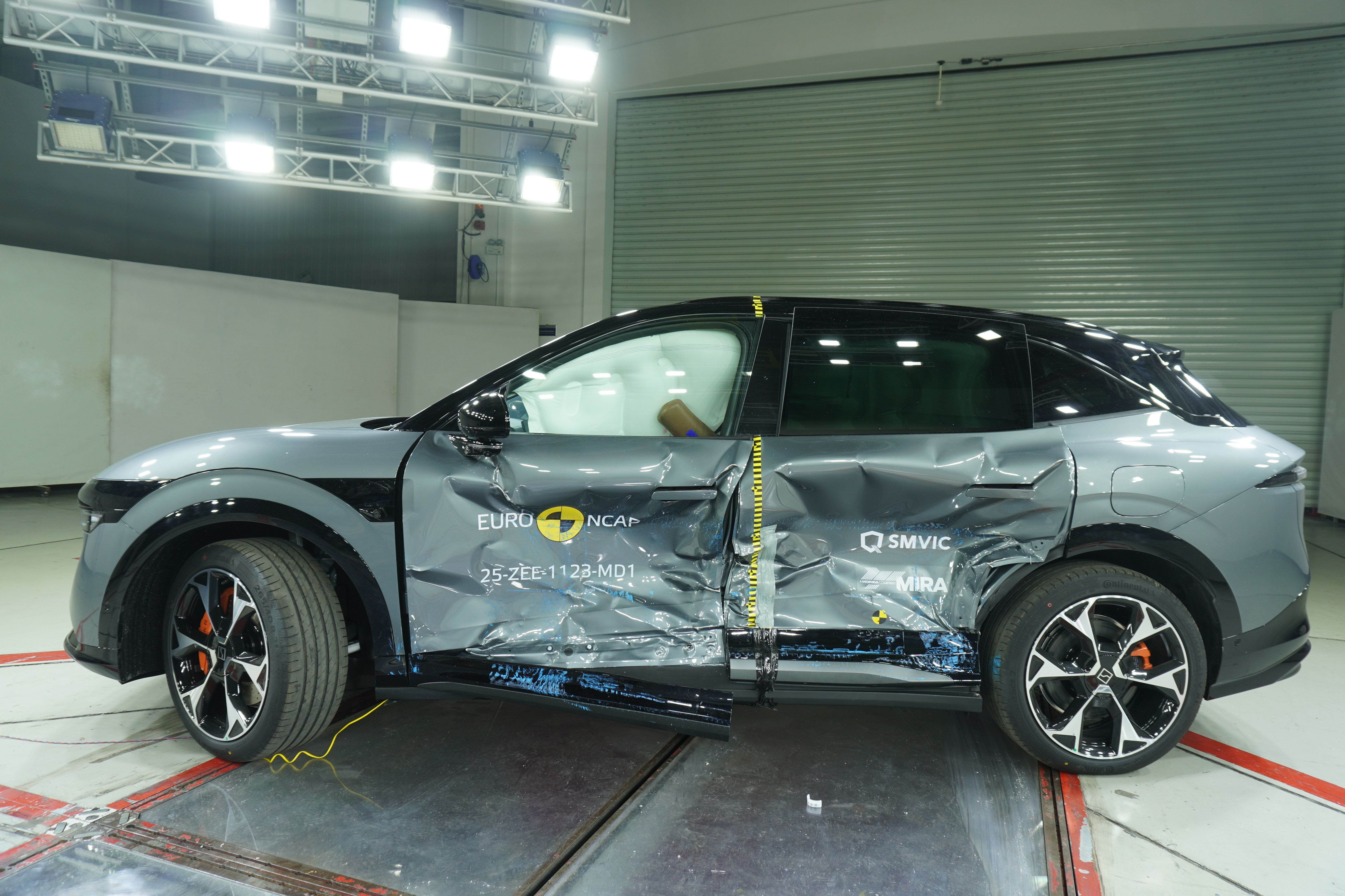 En smadret bil holder parkeret. Den har været testet af Euro NCAP.