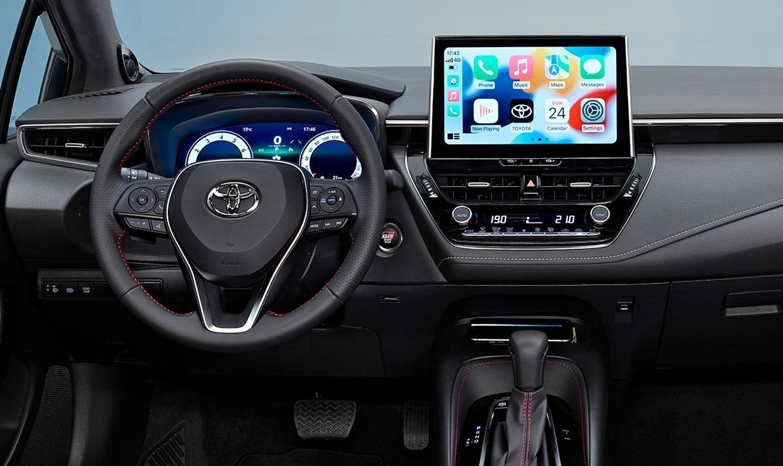 Førerpladsen er opgraderet med et digitalt instrumenthus med en skærm på 12,3 tommer samt med den opretstående midterskærm på 10,5 tommer med bl.a. trådløs Apple Carplay.